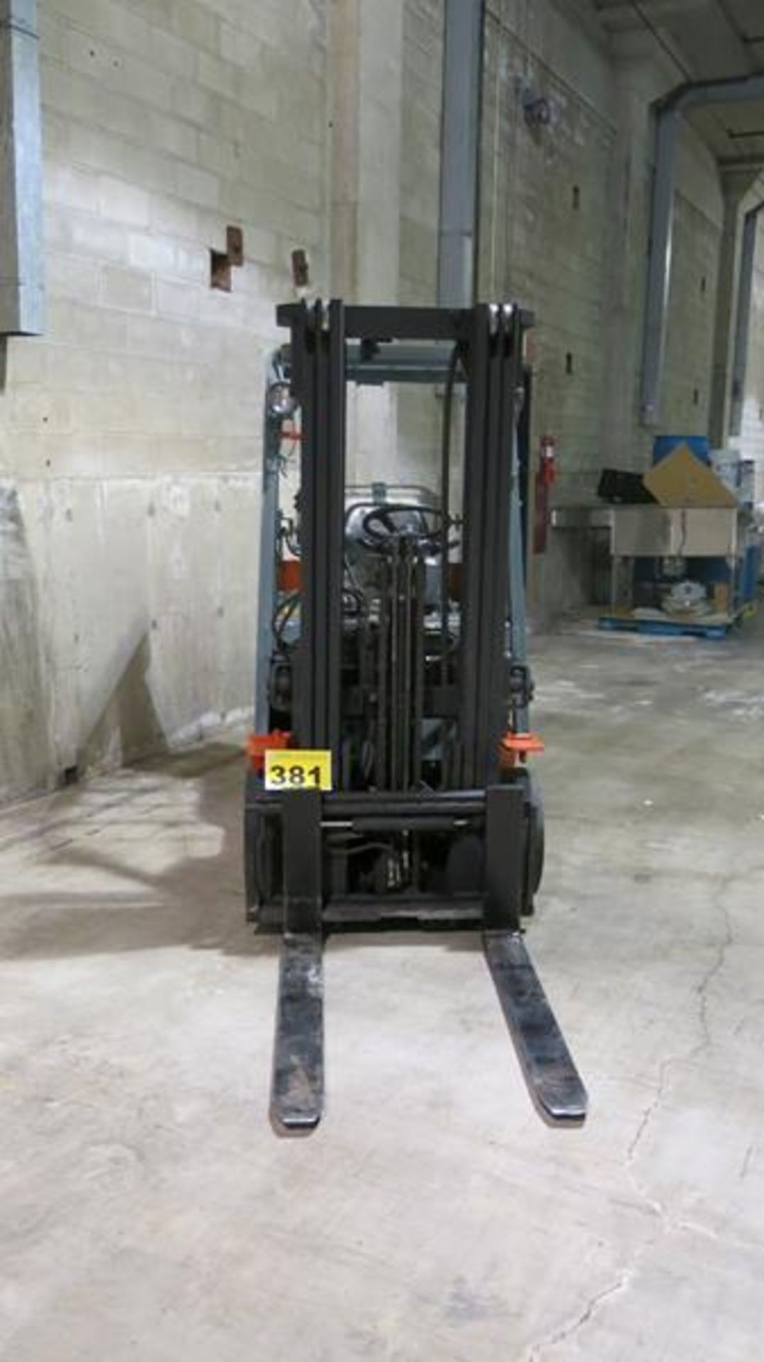 TOYOTA, 7FGCU25, 4,500 LBS, 3 STAGE, LPG FORKLIFT WITH SIDE SHIFT, 189" MAXIMUM LIFT, S/N 80139 - Image 2 of 8