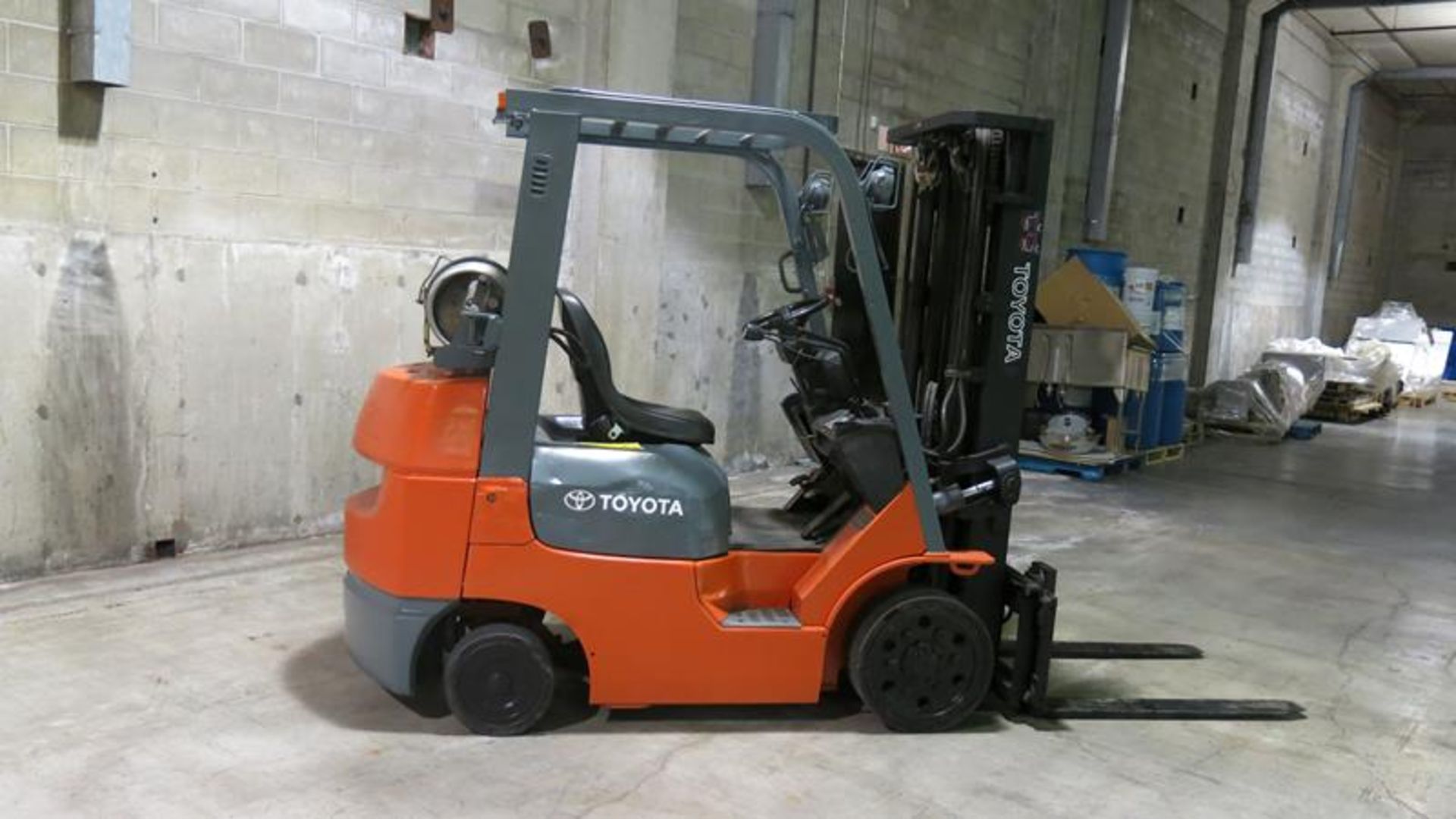 TOYOTA, 7FGCU25, 4,500 LBS, 3 STAGE, LPG FORKLIFT WITH SIDE SHIFT, 189" MAXIMUM LIFT, S/N 80139 - Image 4 of 8