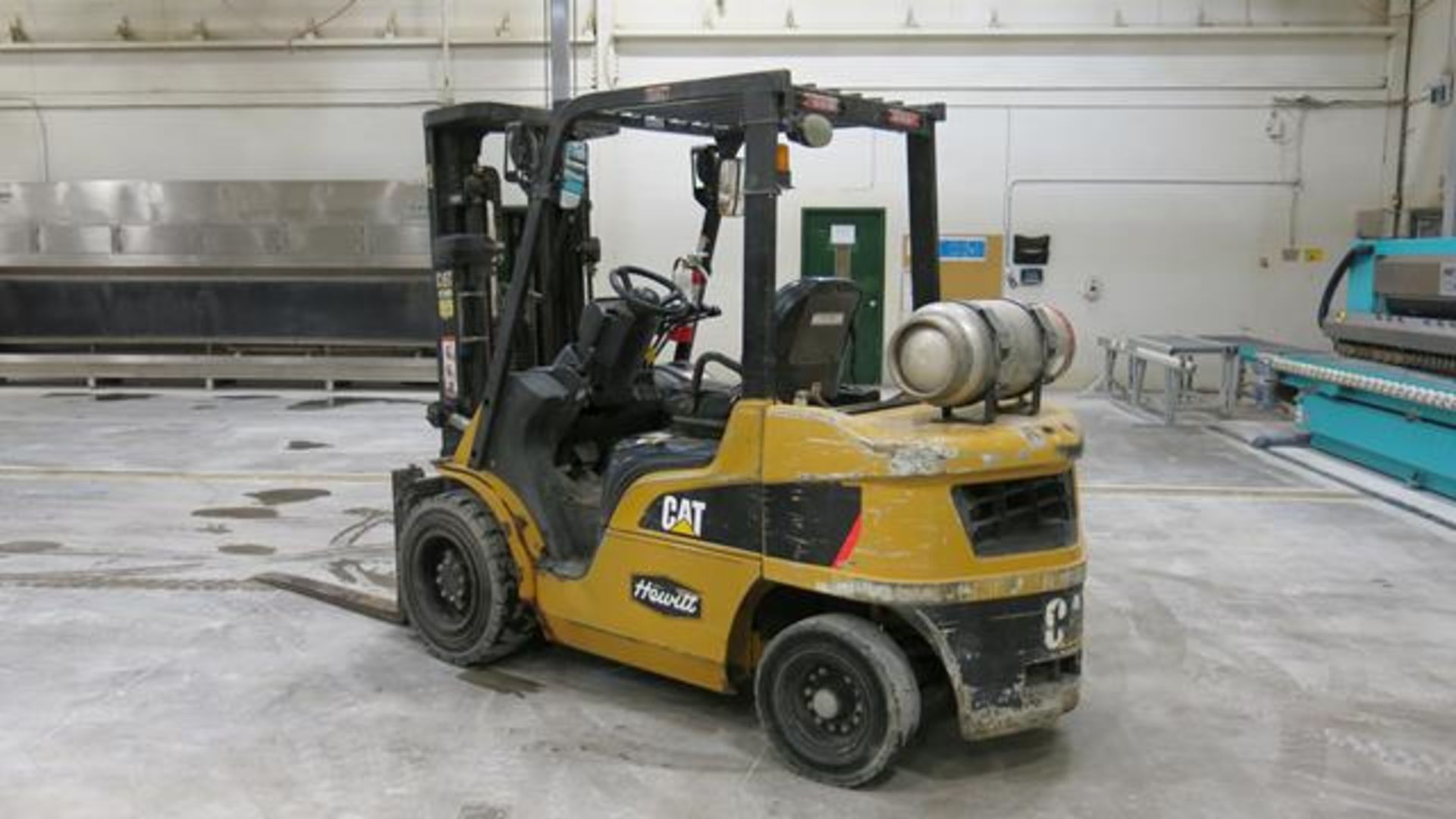 CATERPILLAR, 2P6000, 5,500 LBS., 3 STAGE LPG FORKLIFT WITH SIDESHIFT, 186" MAXIMUM LIFT, S/N - Image 4 of 6