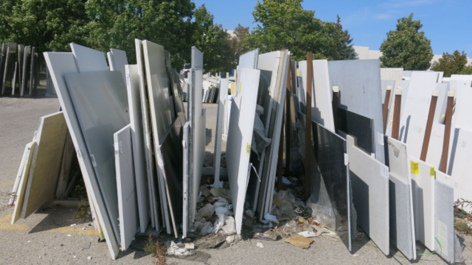 LOT OF (41) ASSORTED QUARTZ SLABS COMPRISED OF (18) L-SHAPED AND HALF CUT SLABS, 1 1/4" AND (23) L-
