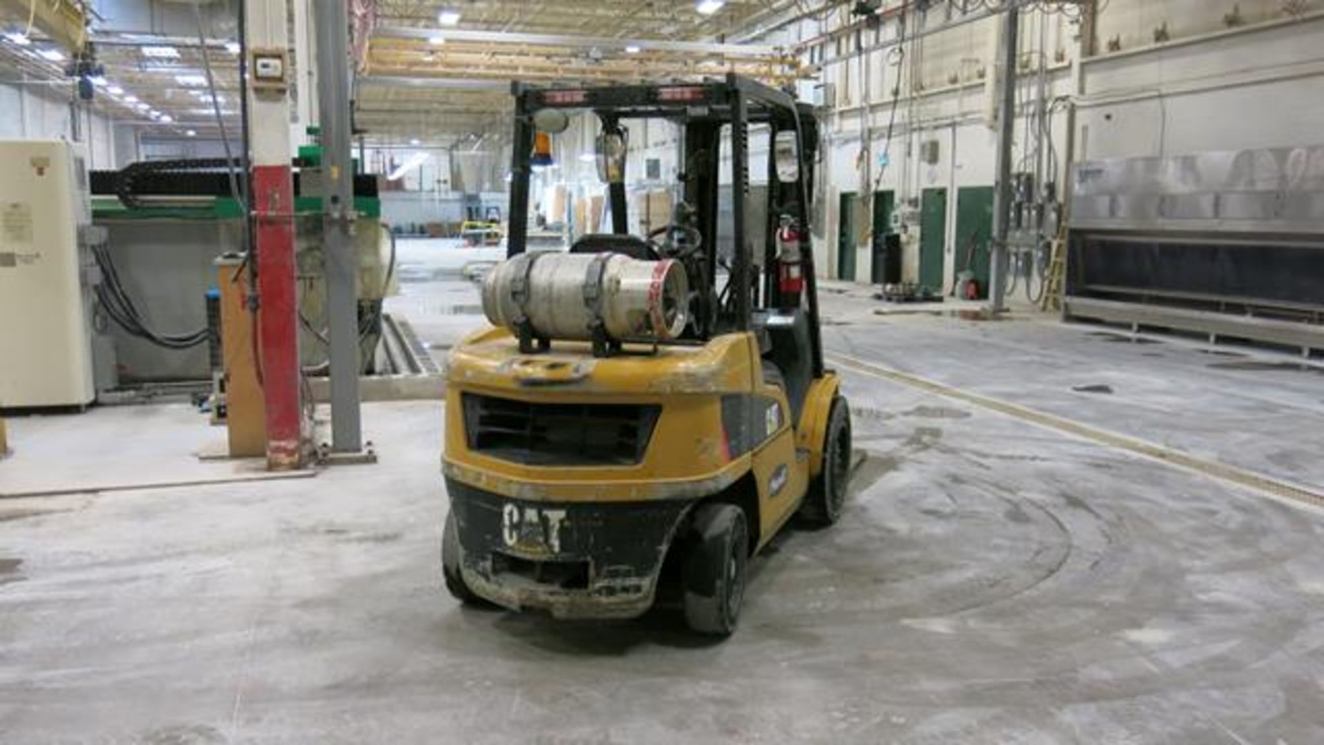 CATERPILLAR, 2P6000, 5,500 LBS., 3 STAGE LPG FORKLIFT WITH SIDESHIFT, 186" MAXIMUM LIFT, S/N - Image 3 of 6