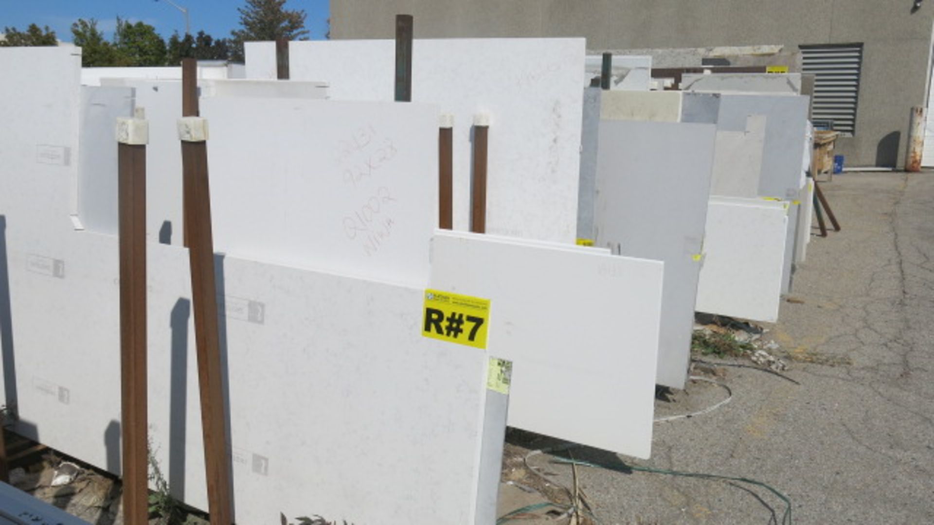 LOT OF (53) ASSORTED QUARTZ SLABS COMPRISED OF (29) L-SHAPED AND HALF CUT SLABS, 1 1/4" AND (24) L- - Image 3 of 3