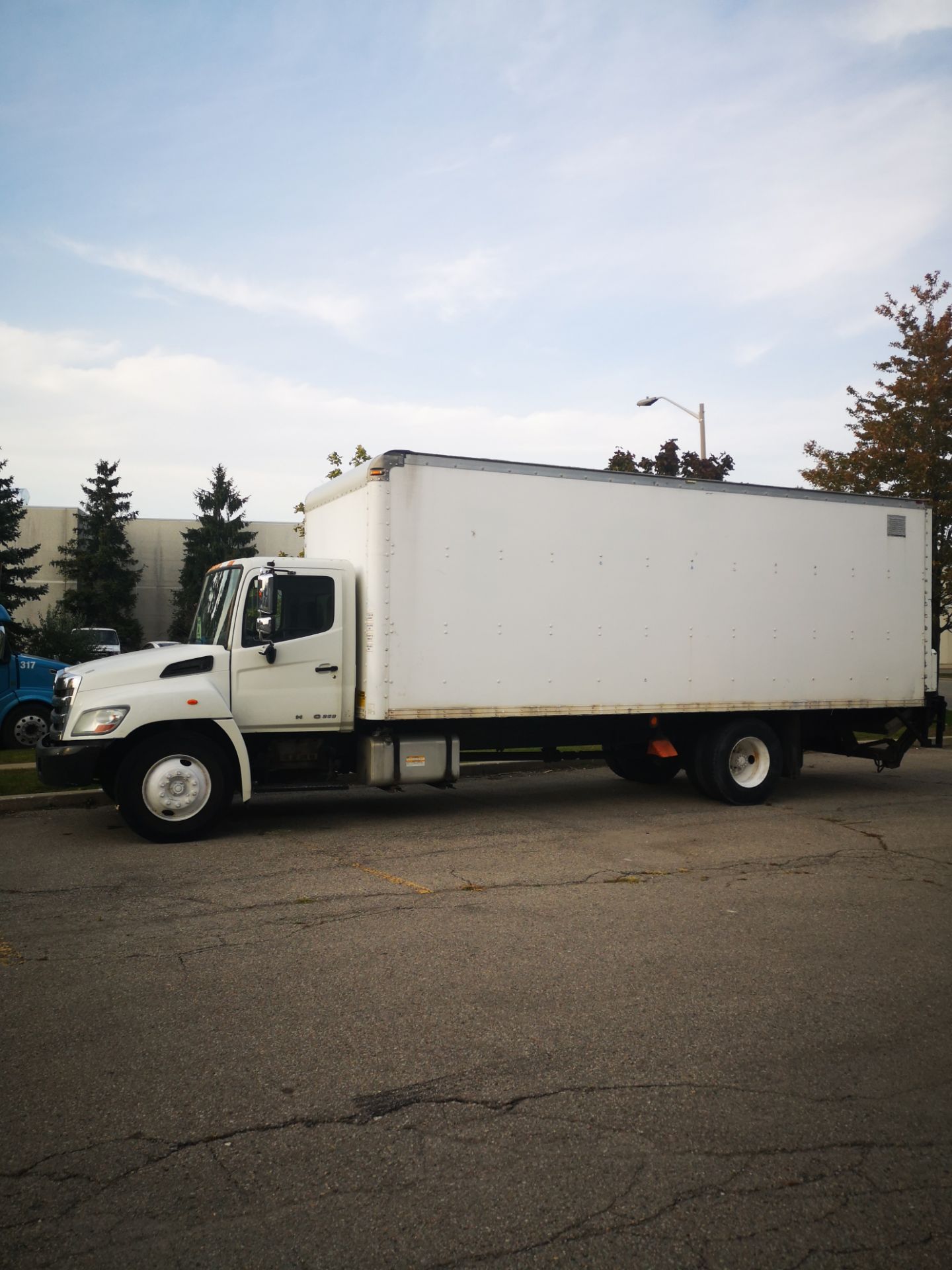 HINO, 268, 24', BOX TRUCK WITH CENTRAL TRUCK BODY, ALLISON, 6-SPEED, AUTOMATIC TRANSMISSION, 3,000 - Image 4 of 12