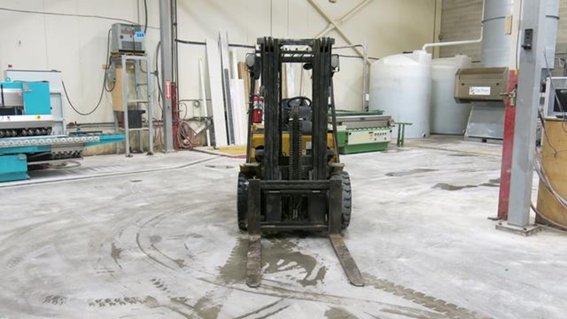 CATERPILLAR, 2P6000, 5,500 LBS., 3 STAGE LPG FORKLIFT WITH SIDESHIFT, 186" MAXIMUM LIFT, S/N - Image 2 of 6