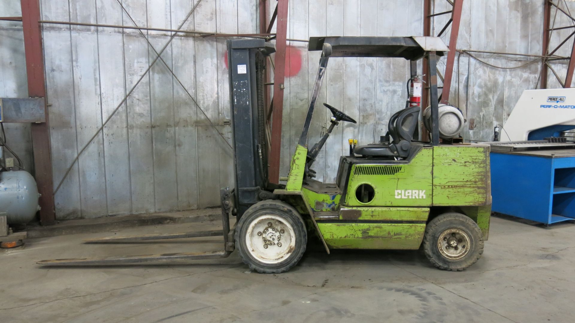 CLARK, GPS30MB, 4,900 LBS., 3 STAGE, LPG FORKLIFT, SIDESHIFT, 188" MAXIMUM LIFT, 8,543 HOURS, S/N - Image 6 of 8