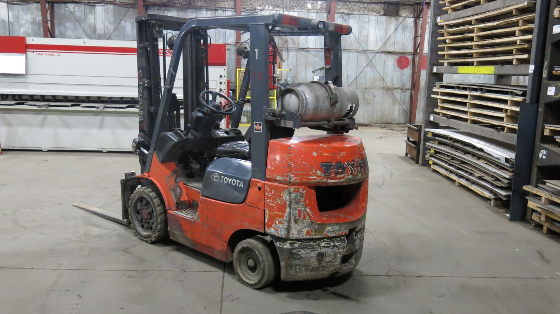 TOYOTA, 7FGCU25, 5,000 LBS., 3 STAGE, LPG FORKLIFT, 189" MAXIMUM LIFT, SIDESHIFT, 8,941 HOURS - Image 6 of 9