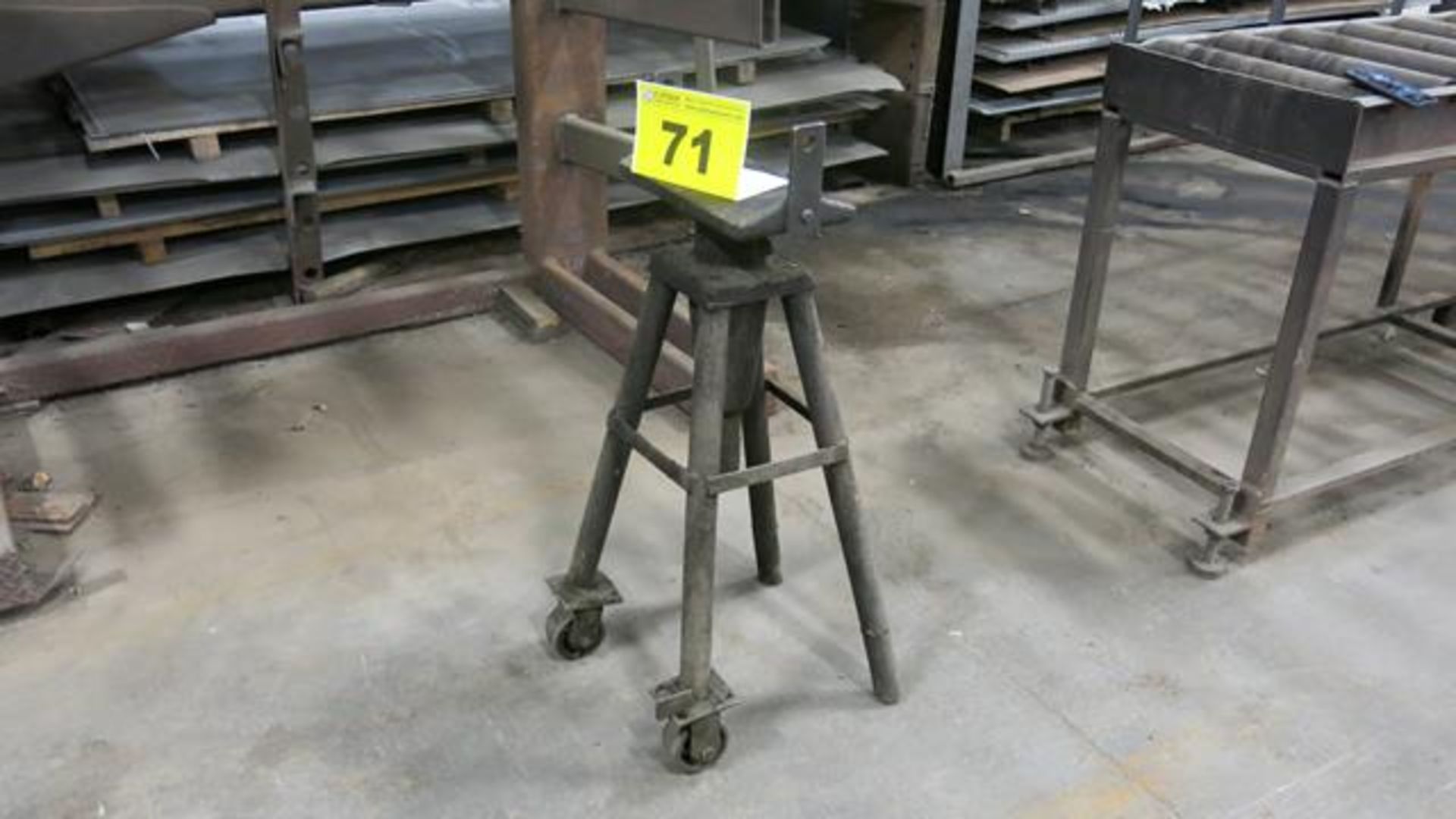 MATERIAL STAND ON CASTERS