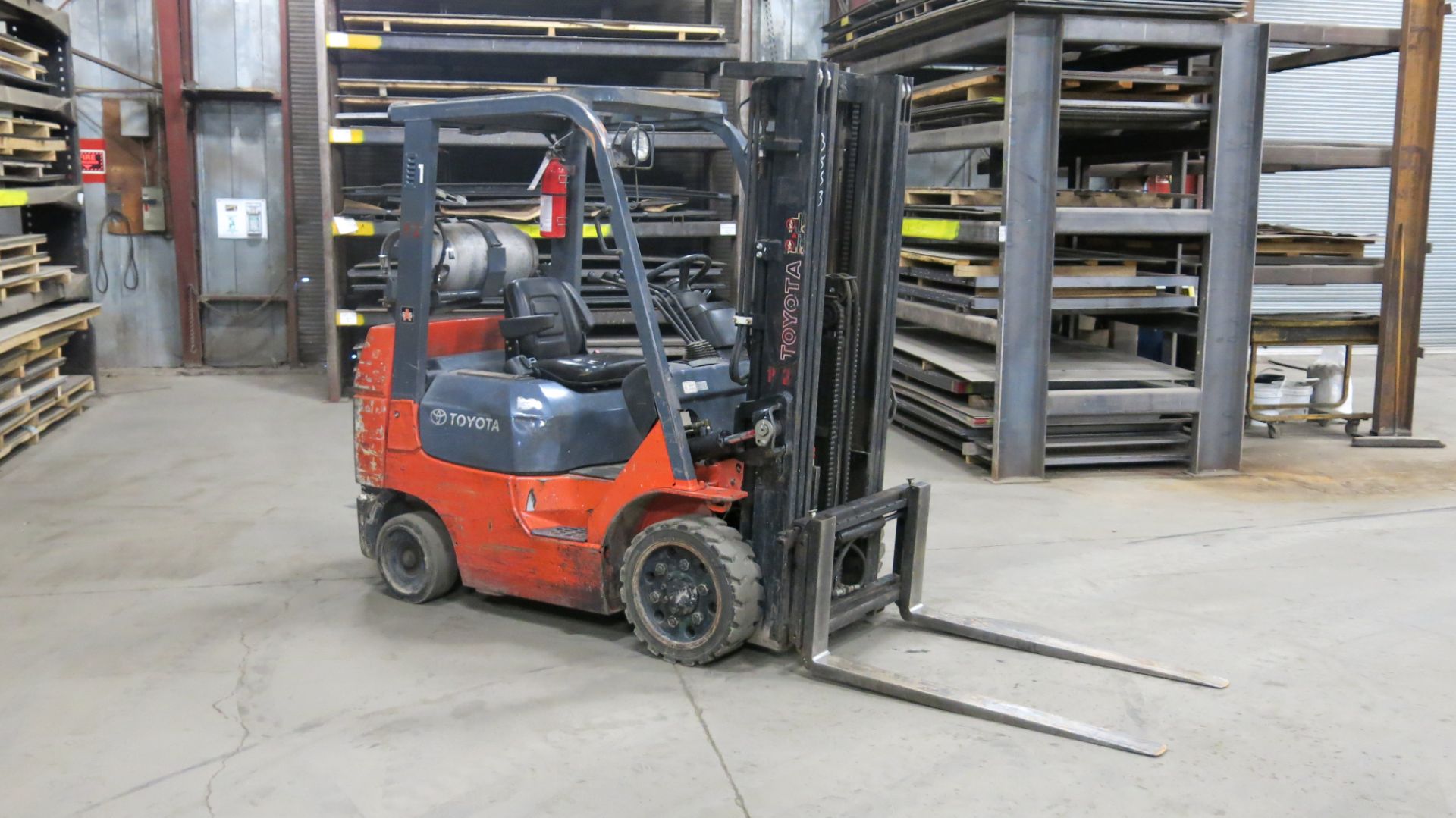 TOYOTA, 7FGCU25, 5,000 LBS., 3 STAGE, LPG FORKLIFT, 189" MAXIMUM LIFT, SIDESHIFT, 8,941 HOURS - Image 3 of 9