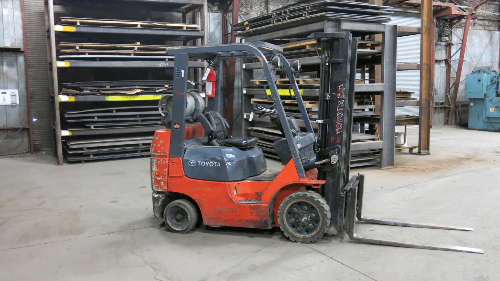 TOYOTA, 7FGCU25, 5,000 LBS., 3 STAGE, LPG FORKLIFT, 189" MAXIMUM LIFT, SIDESHIFT, 8,941 HOURS - Image 4 of 9