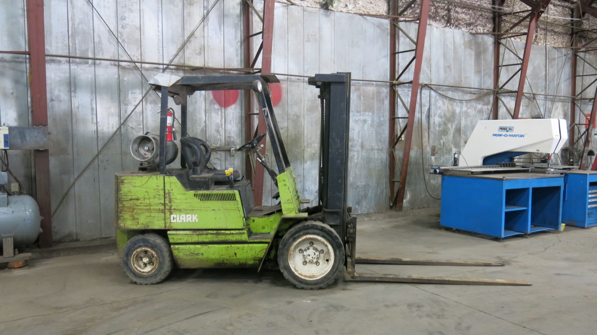 CLARK, GPS30MB, 4,900 LBS., 3 STAGE, LPG FORKLIFT, SIDESHIFT, 188" MAXIMUM LIFT, 8,543 HOURS, S/N - Image 3 of 8