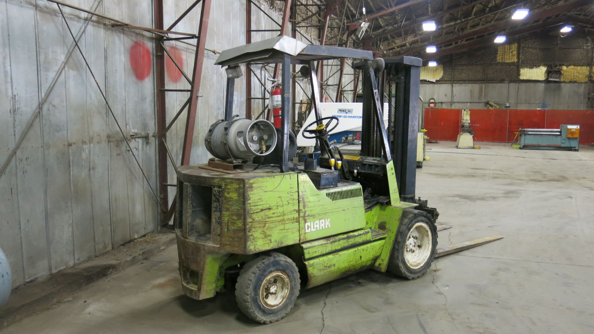 CLARK, GPS30MB, 4,900 LBS., 3 STAGE, LPG FORKLIFT, SIDESHIFT, 188" MAXIMUM LIFT, 8,543 HOURS, S/N - Image 4 of 8