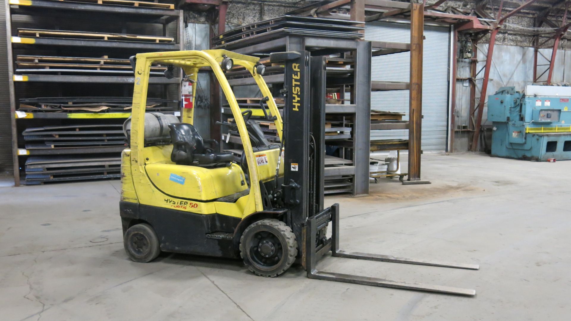 HYSTER, S50FT, 4,550 LBS., 3 STAGE, LPG FORKLIFT WITH SIDESHIFT, 189" MAXIMUM LIFT - Image 2 of 10
