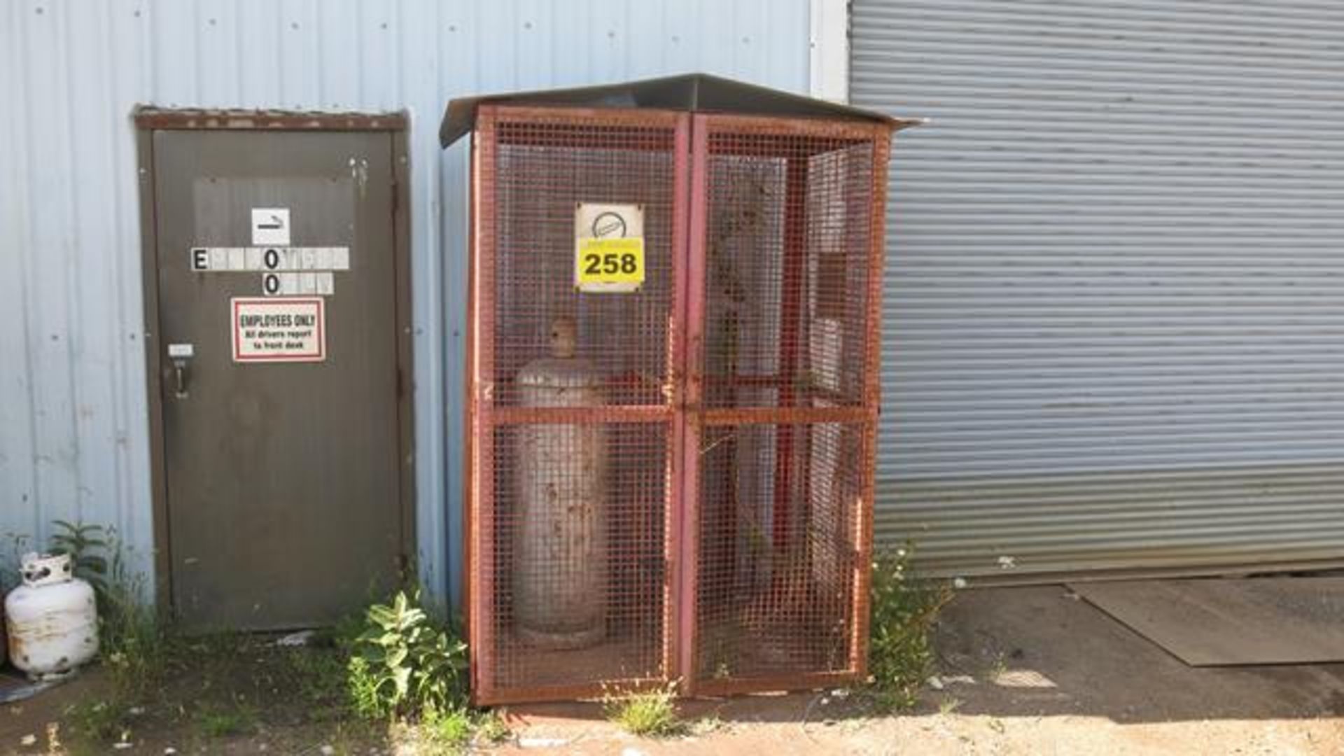 OUTDOOR STORAGE CAGE, 7' X 5' X 4' (CONTENTS NOT INCLUDED)