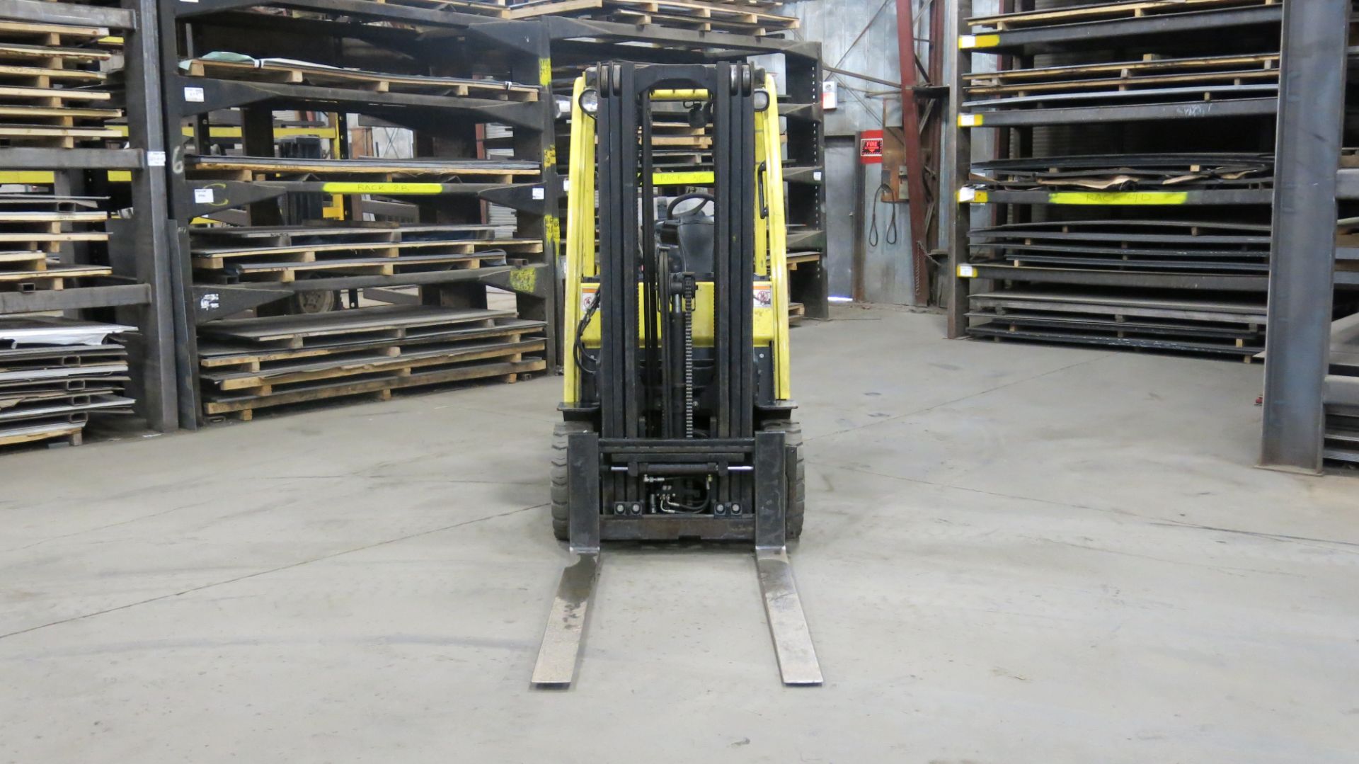 HYSTER, S50FT, 4,550 LBS., 3 STAGE, LPG FORKLIFT WITH SIDESHIFT, 189" MAXIMUM LIFT - Image 3 of 10