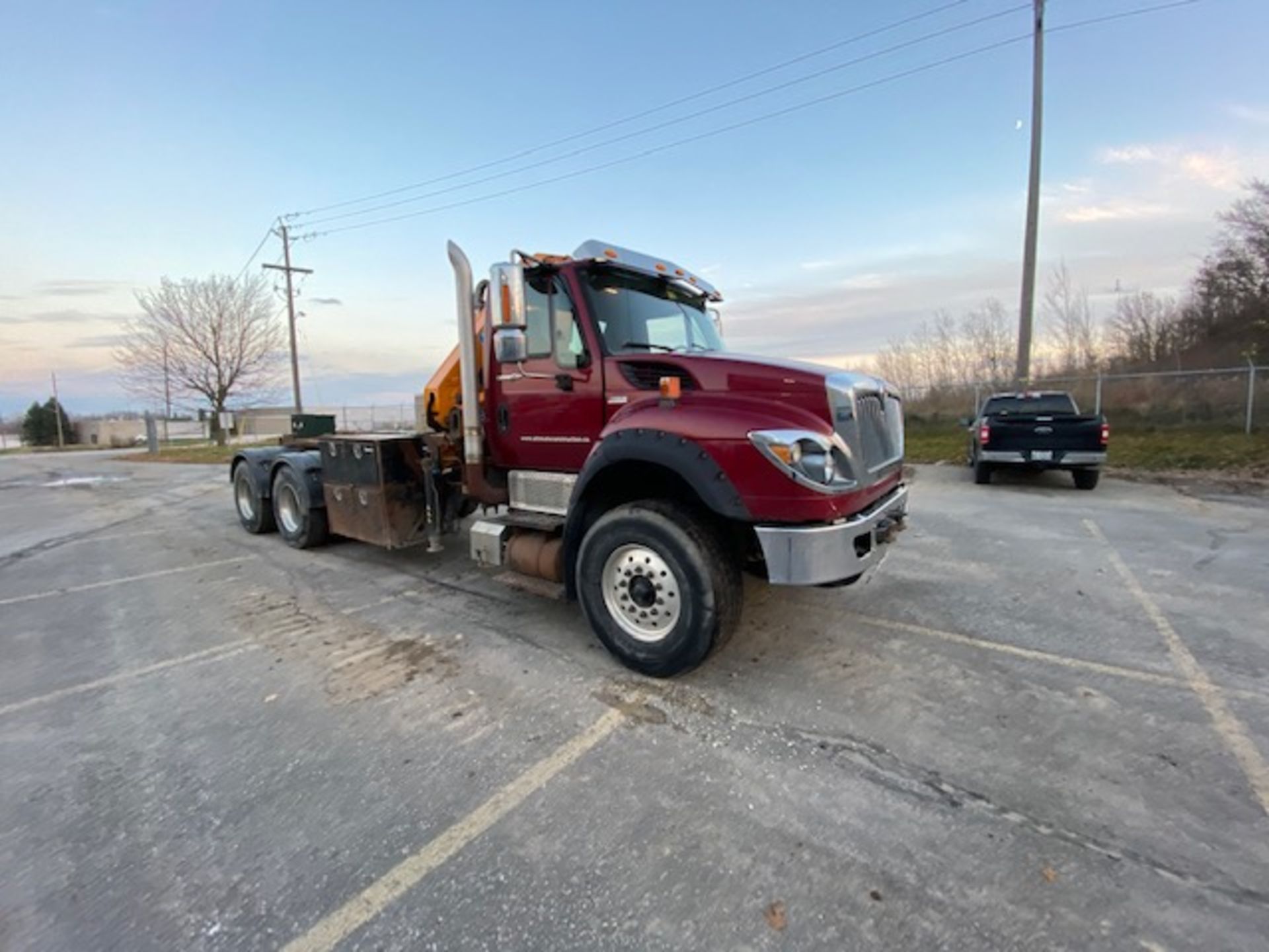 INTERNATIONAL, 7600, TANDEM AXLE, HOOK BIN/CRANE TRUCK, 8 SPEED MANUAL TRANSMISSION, - Image 4 of 28