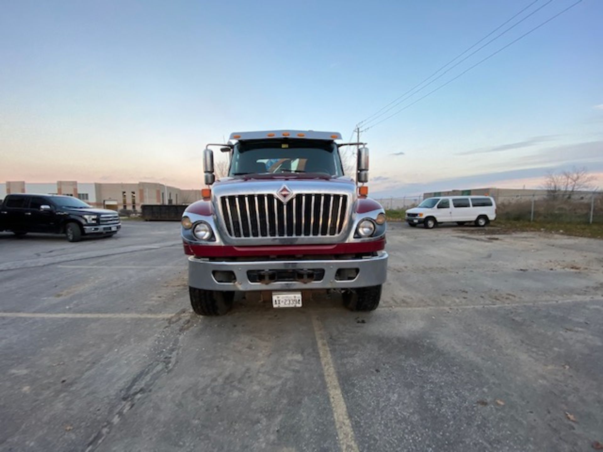 INTERNATIONAL, 7600, TANDEM AXLE, HOOK BIN/CRANE TRUCK, 8 SPEED MANUAL TRANSMISSION, - Image 3 of 28