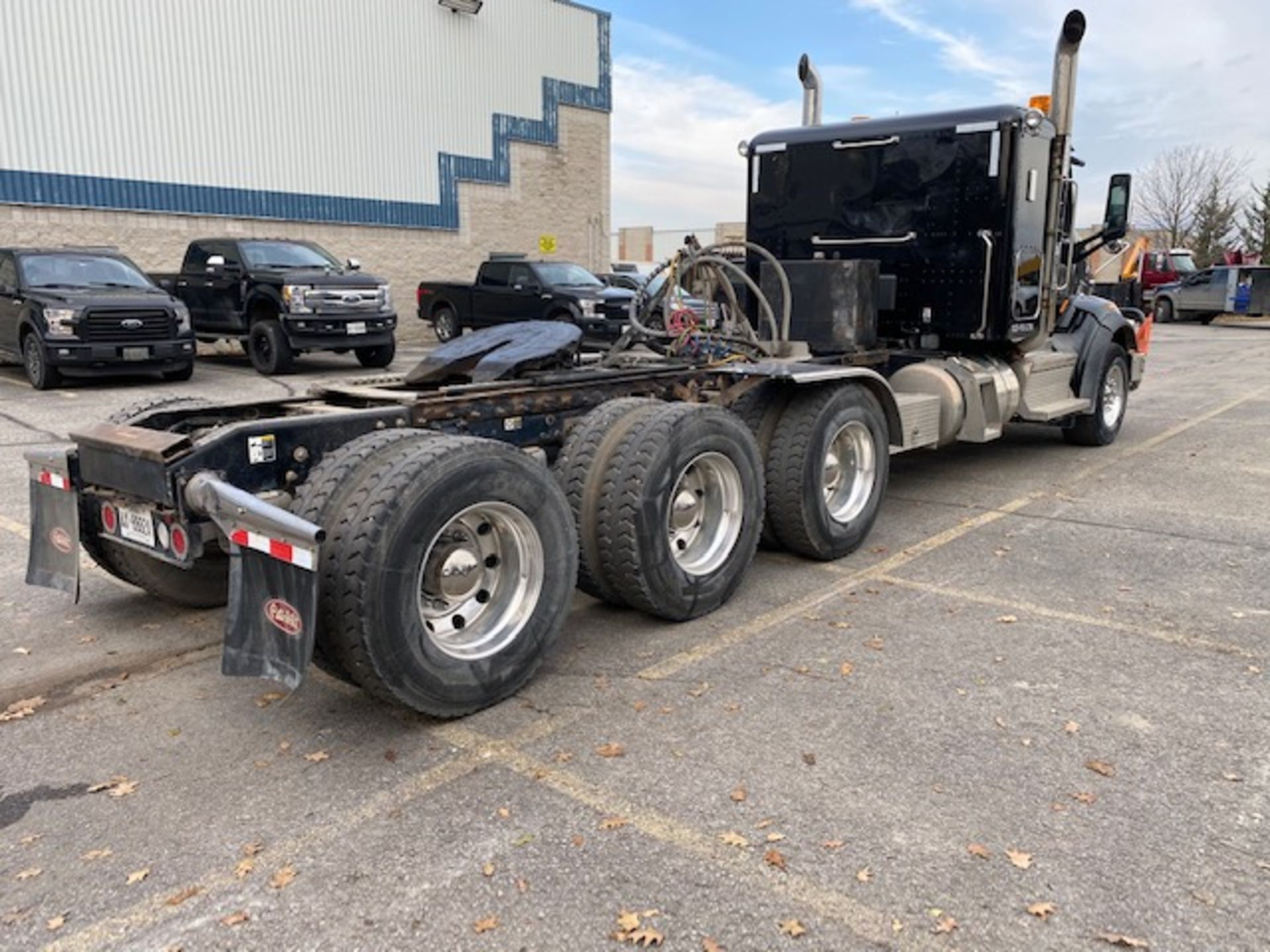 PETERBILT, 567, TRI-AXLE, SLEEPER TRUCK TRACTOR, CUMMINS ISX 15, 525 HP, DIESEL ENGINE, EATON, - Image 4 of 31