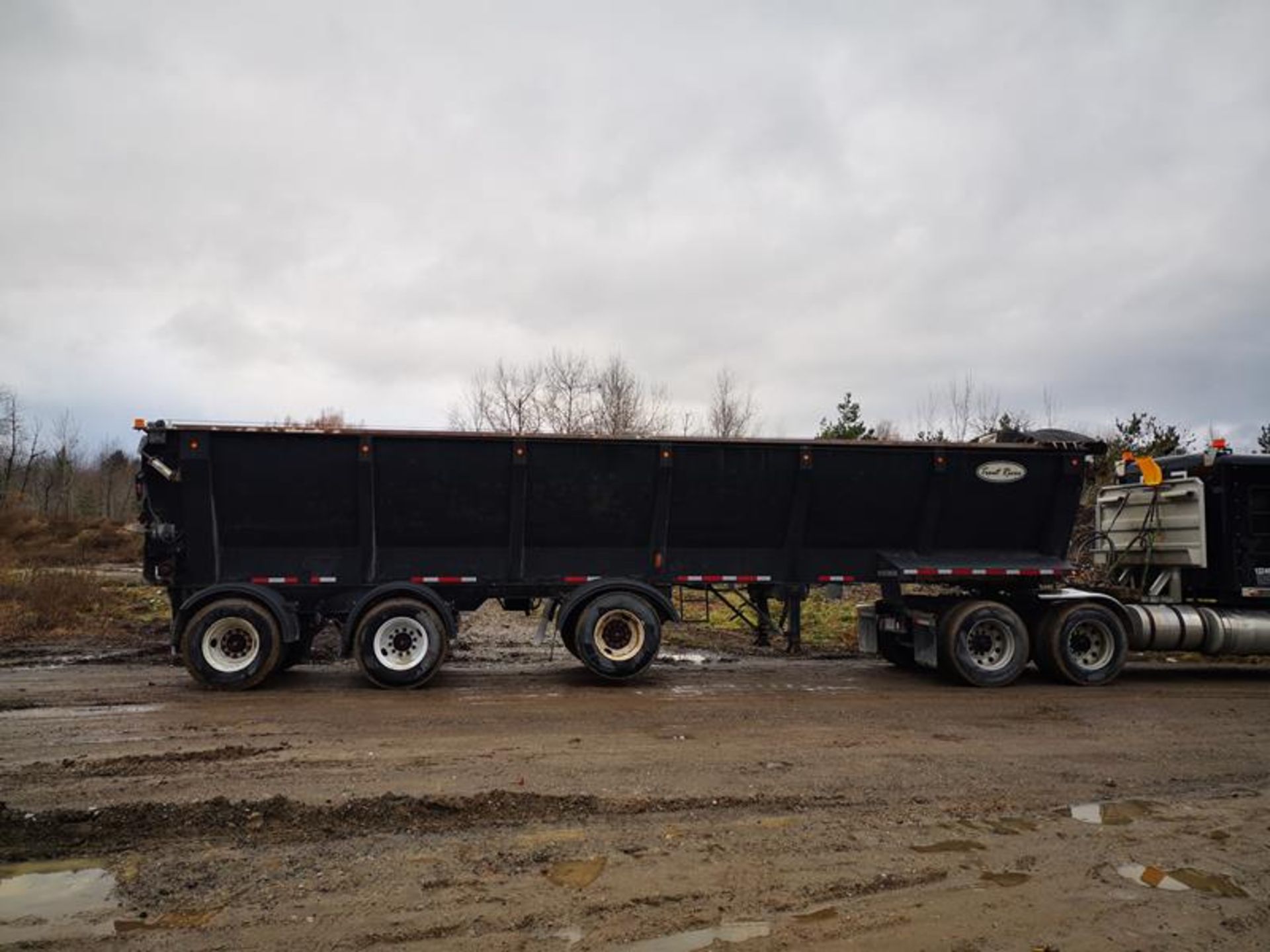 TROUT RIVER, TRI-AXLE, LIVE BOTTOM TRAILER, AIR SUSPENSION, STEER AND LIFT AXLE, POWER TARP, VIN # - Image 6 of 16