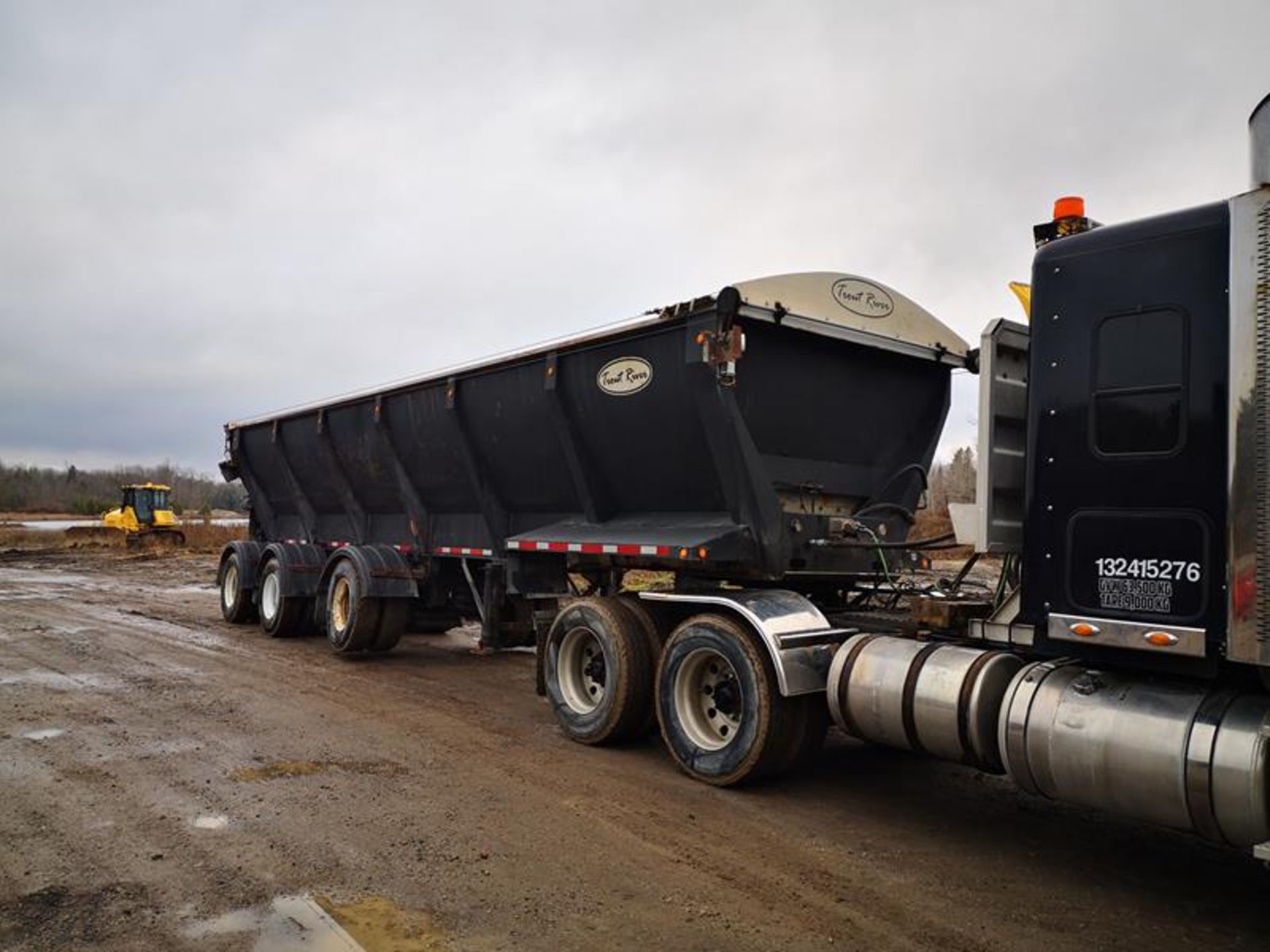 TROUT RIVER, TRI-AXLE, LIVE BOTTOM TRAILER, AIR SUSPENSION, STEER AND LIFT AXLE, POWER TARP, VIN # - Image 9 of 16