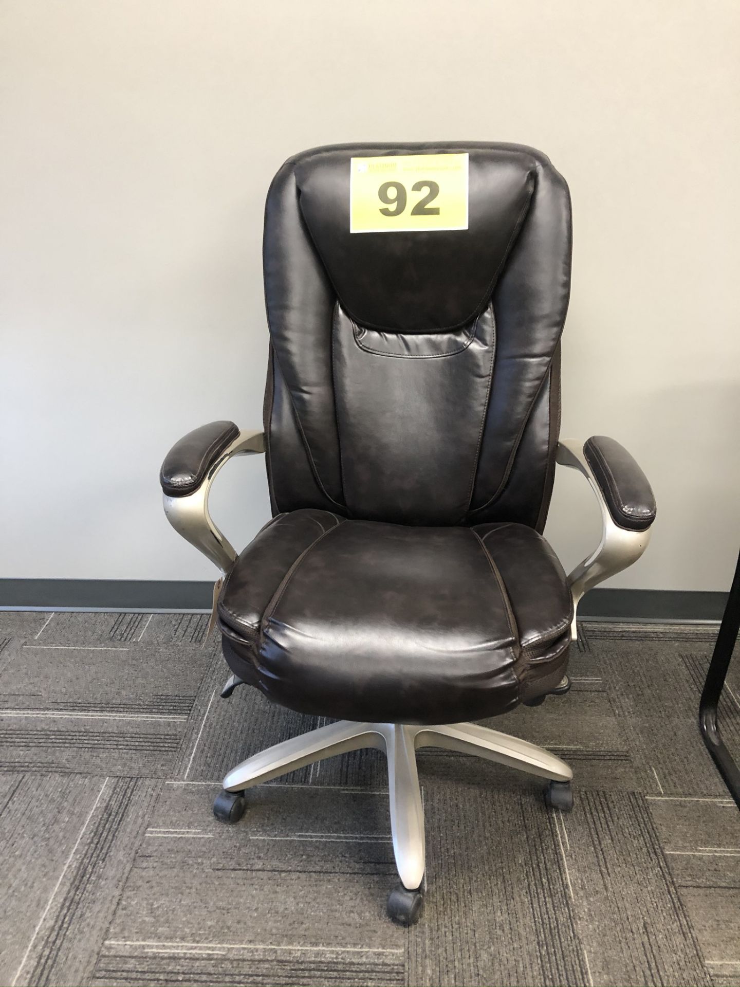 BROWN LEATHER EXECUTIVE OFFICE CHAIR ON WHEELS