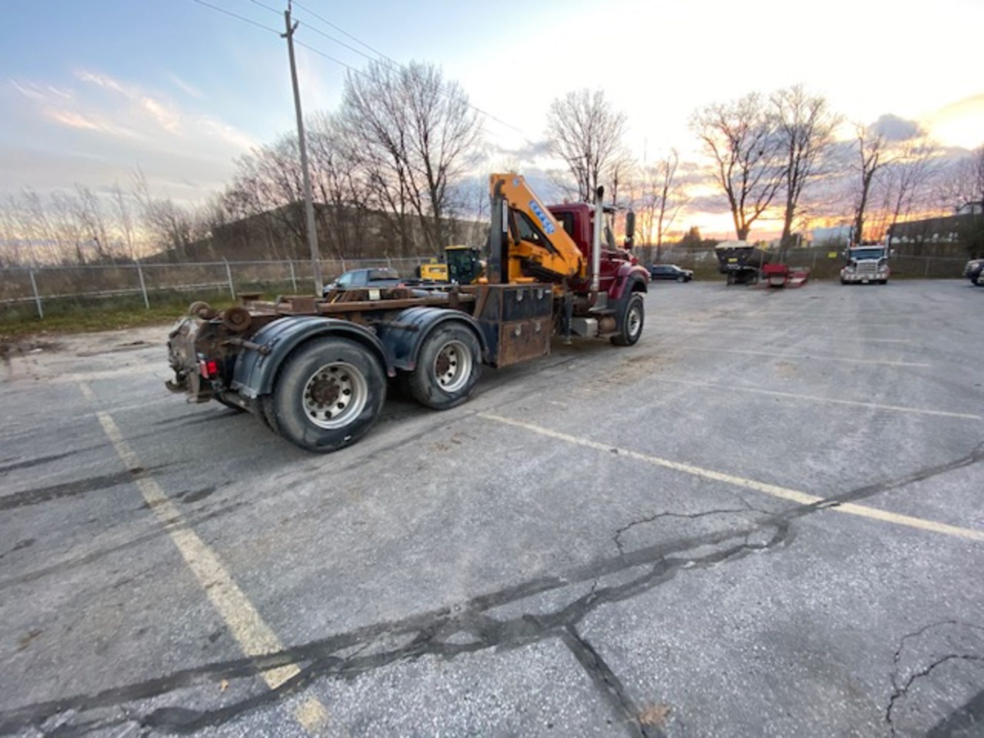 INTERNATIONAL, 7600, TANDEM AXLE, HOOK BIN/CRANE TRUCK, 8 SPEED MANUAL TRANSMISSION, - Image 5 of 28