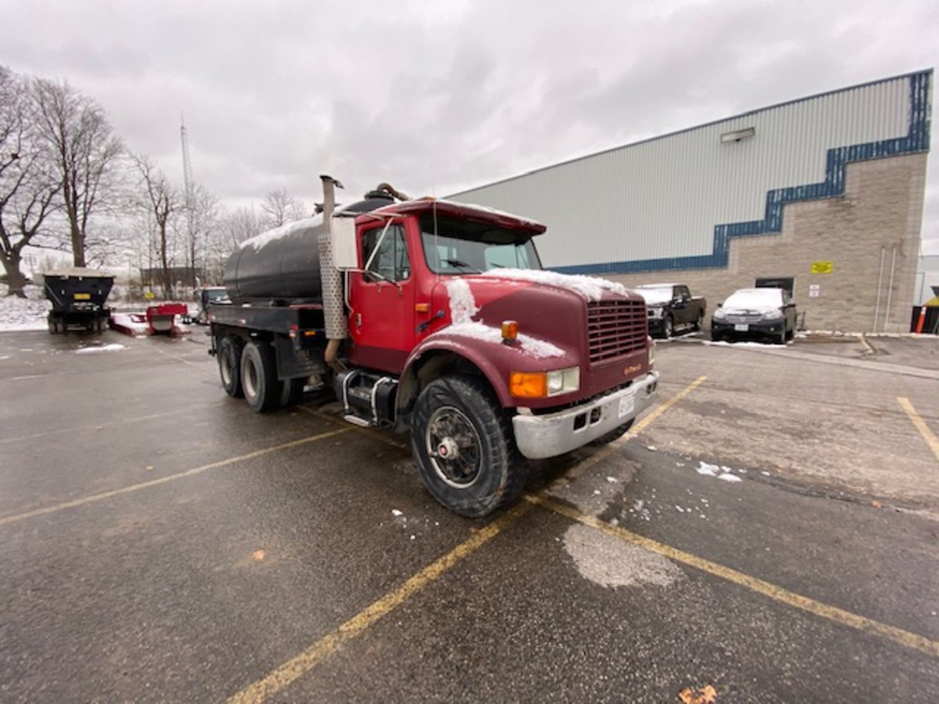 INTERNATIONAL, TANDEM AXLE, WATER TRUCK, 8 SPEED MANUAL TRANSMISSION, 629,239 KMS, VIN # - Image 2 of 16