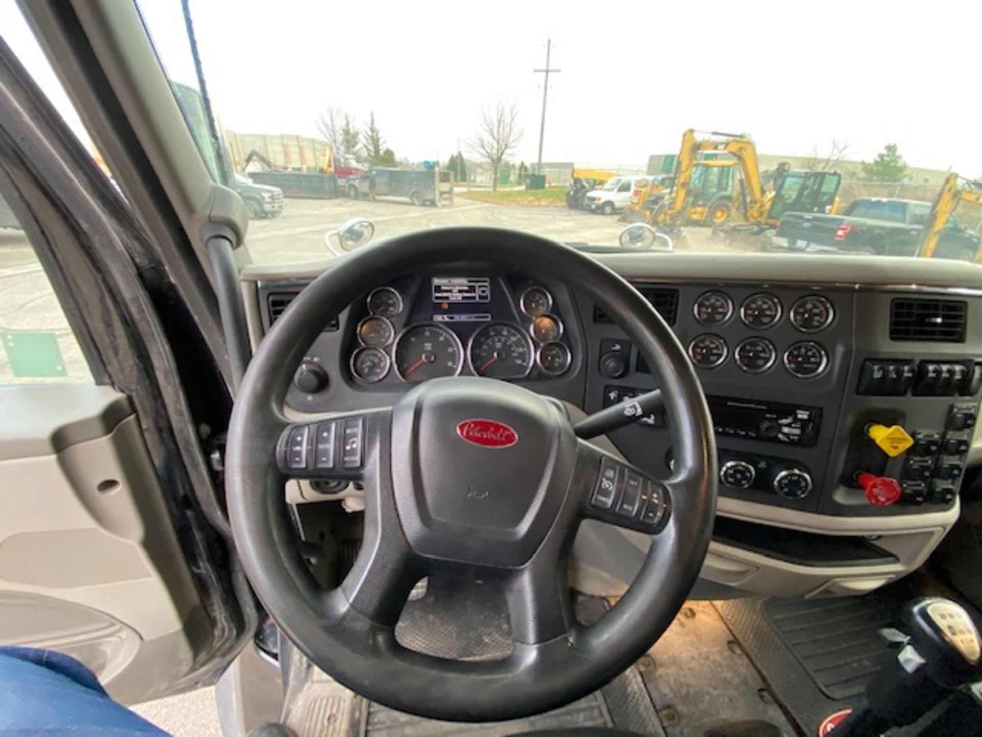 PETERBILT, 567, TRI-AXLE, SLEEPER TRUCK TRACTOR, CUMMINS ISX 15, 525 HP, DIESEL ENGINE, EATON, - Image 19 of 31