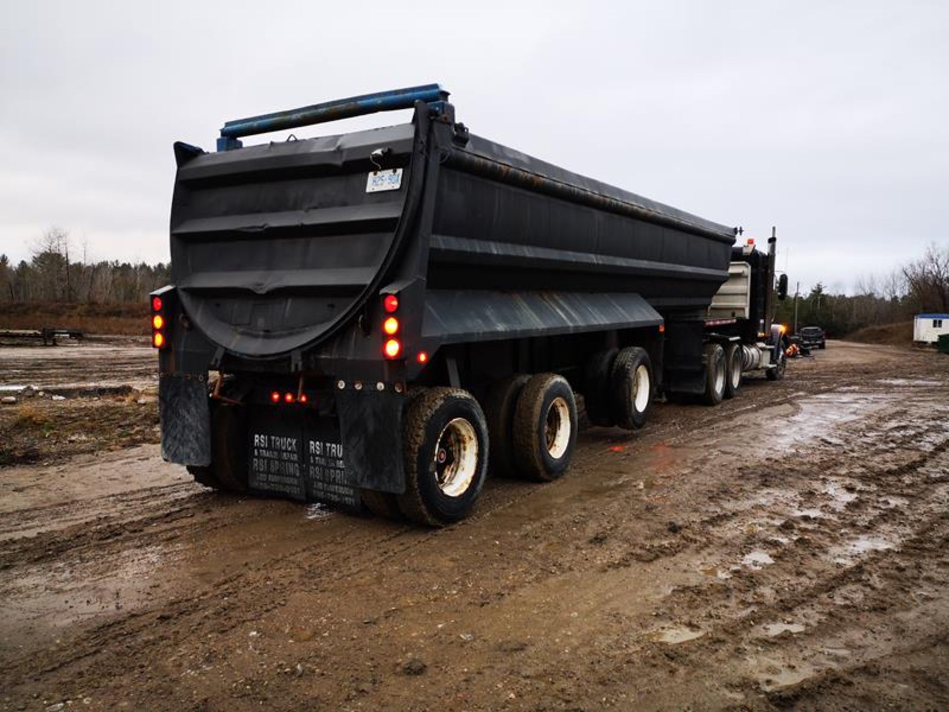 RAGLAN, TRI-AXLE, TRAILER, VIN #289A4S518N1011909 (LOCATED AT 8308 10TH LINE, - Image 5 of 14