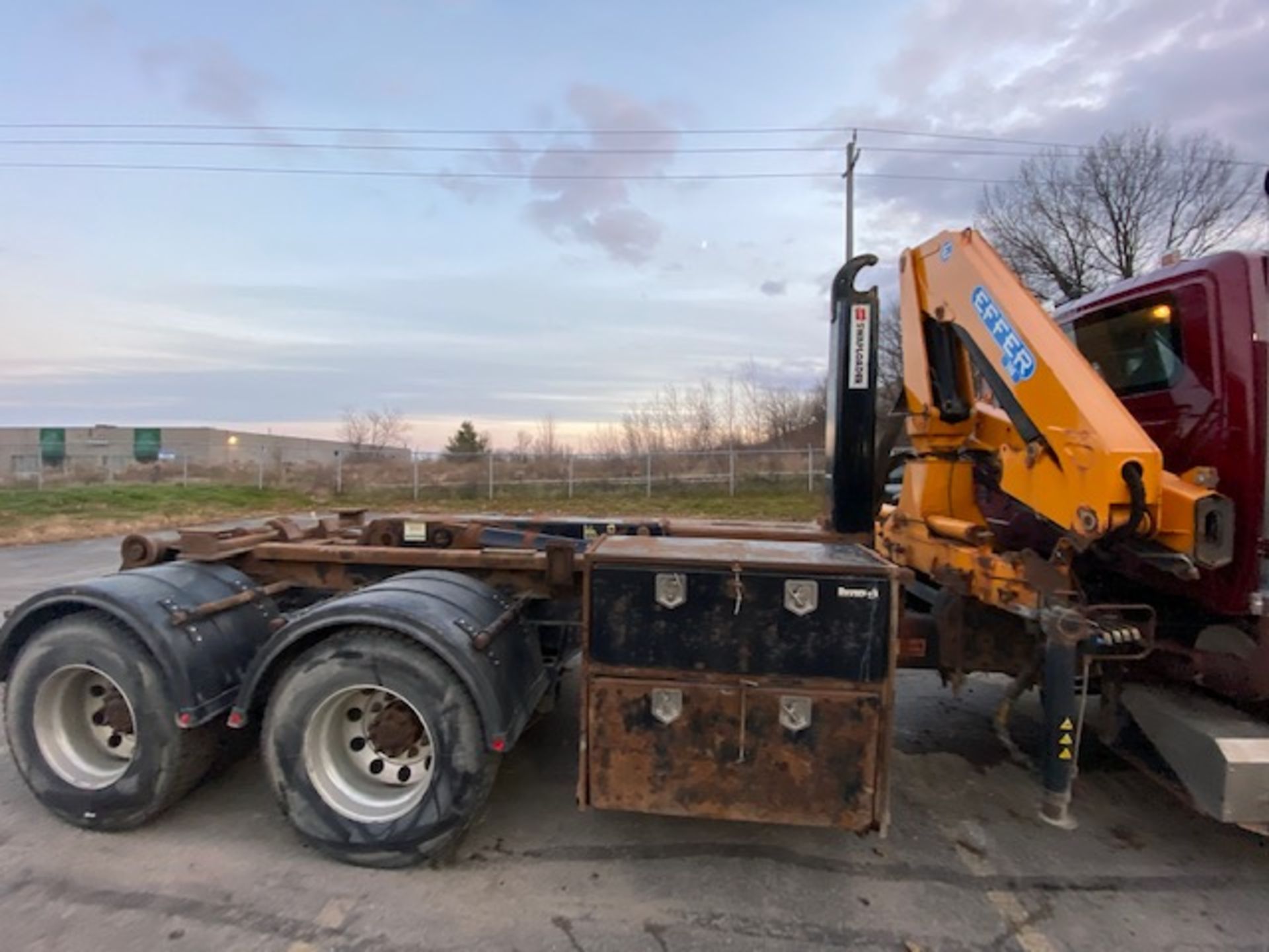 INTERNATIONAL, 7600, TANDEM AXLE, HOOK BIN/CRANE TRUCK, 8 SPEED MANUAL TRANSMISSION, - Image 8 of 28