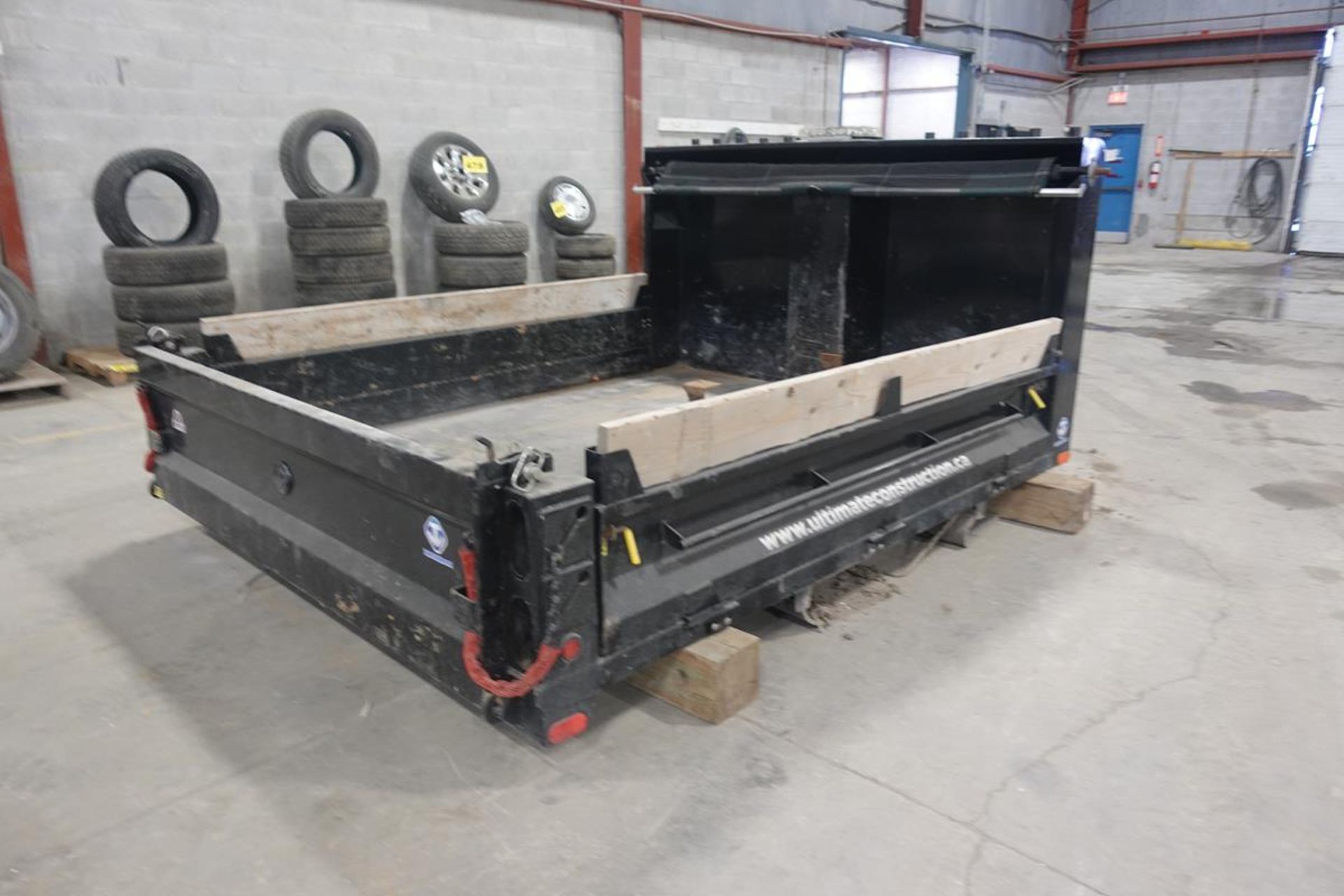 TWIN EQUIPMENT, 10' X 7', STEEL HYDRAULIC DUMP DECK WITH TOOL RACK, STROBE LIGHT, MANUAL CARGO - Image 3 of 11