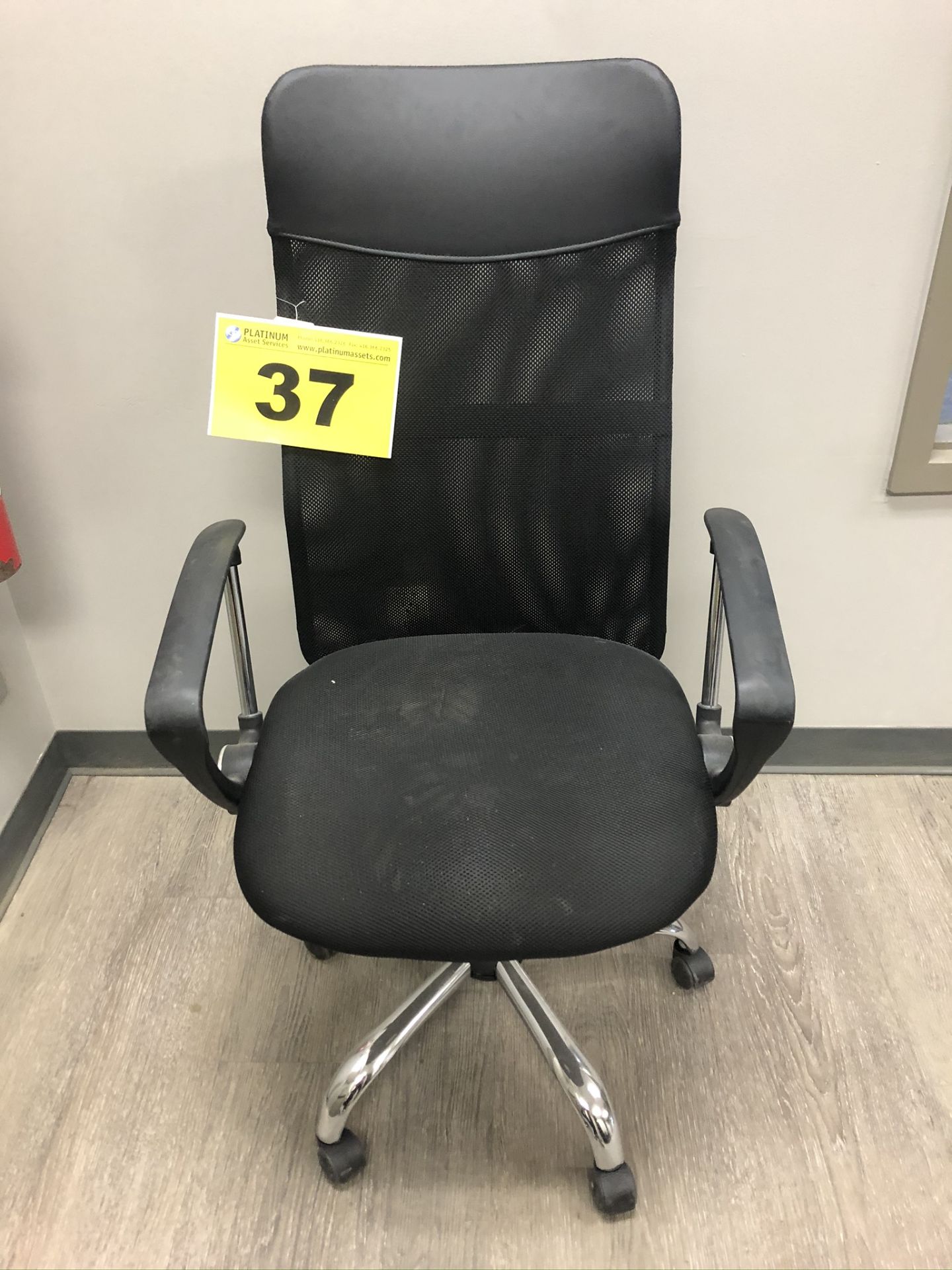 BLACK, FABRIC OFFICE CHAIR ON WHEELS