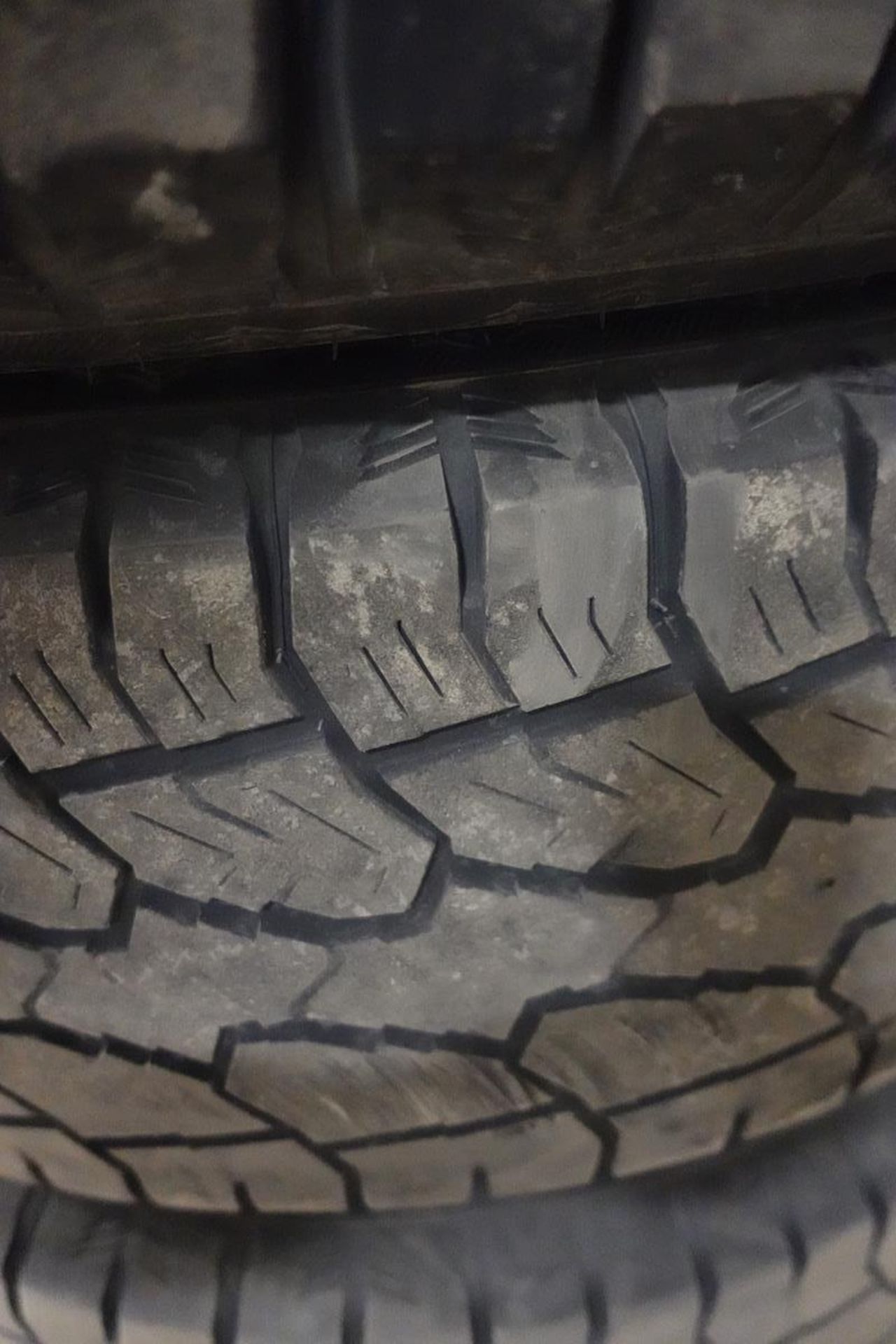 SAILUN, LT275/65R20, M+S, TIRE ON CHROME RIM WITH LUG NUTS (FITS FORD, F550) - Image 7 of 10