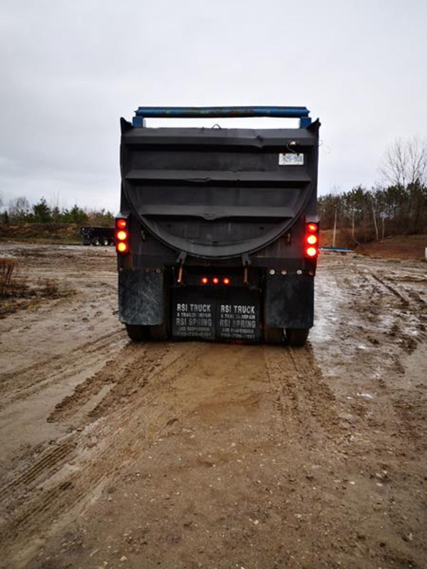 RAGLAN, TRI-AXLE, TRAILER, VIN #289A4S518N1011909 (LOCATED AT 8308 10TH LINE, - Image 4 of 14