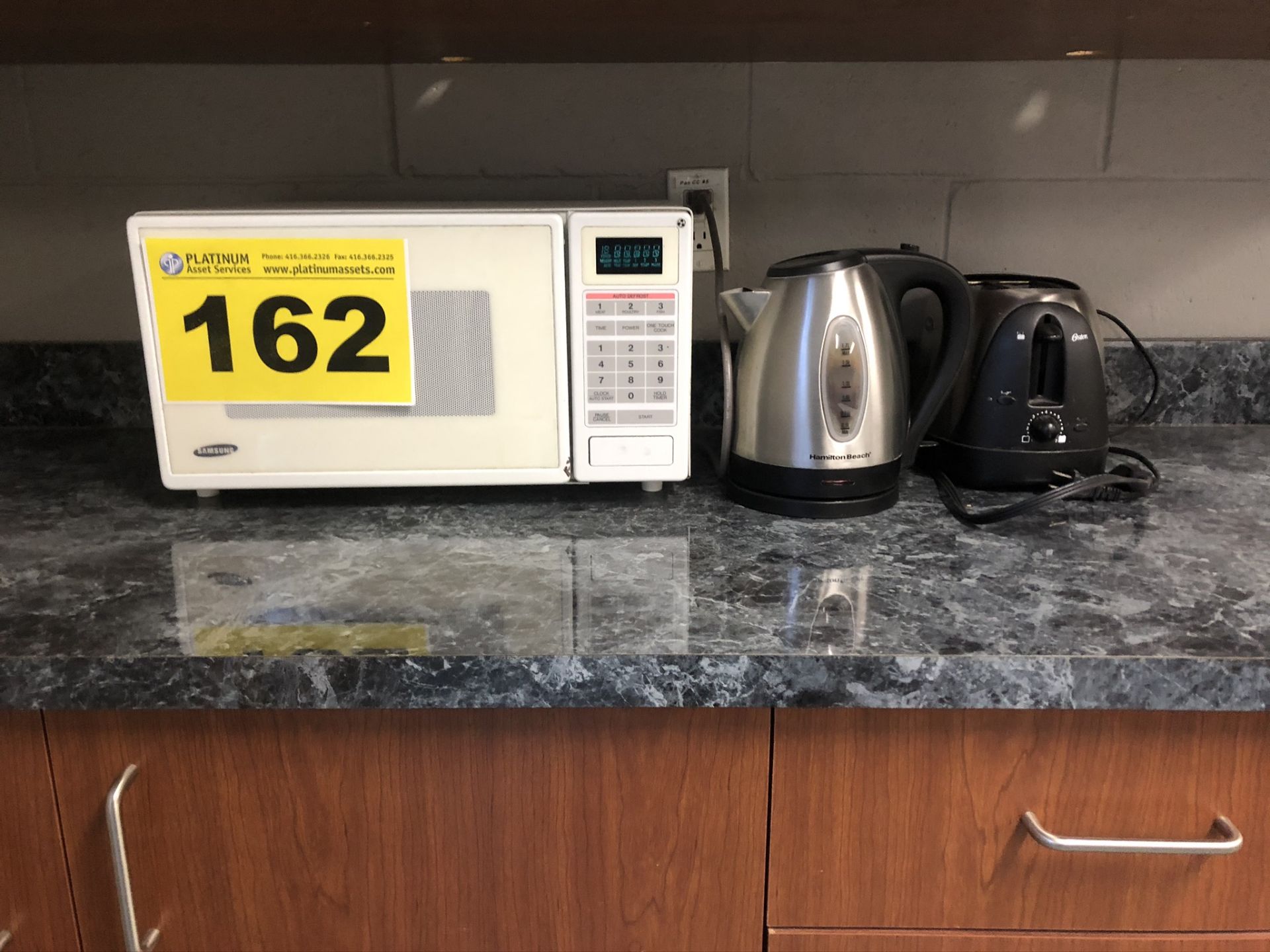 LOT OF KITCHEN EQUIPMENT COMPRISED OF SAMSUNG, MICROWAVE, HAMILTON BEACH, ELECTRIC KETTLE AND OSTER,