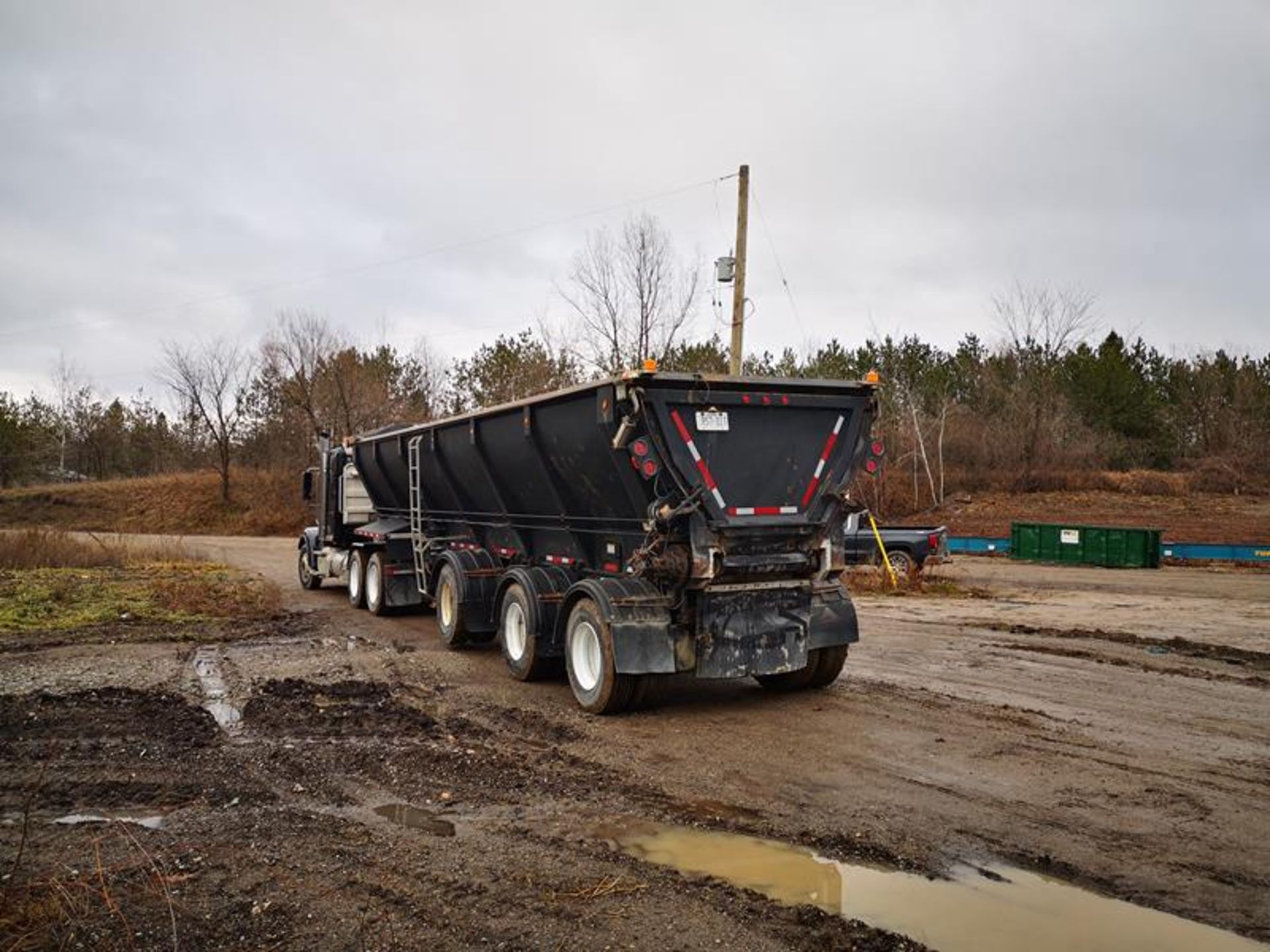 TROUT RIVER, TRI-AXLE, LIVE BOTTOM TRAILER, AIR SUSPENSION, STEER AND LIFT AXLE, POWER TARP, VIN # - Image 2 of 16