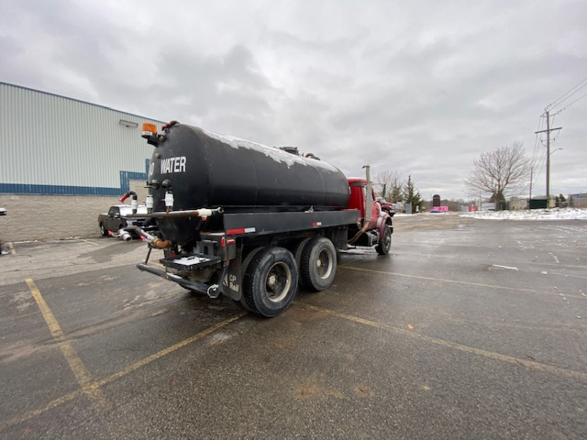 INTERNATIONAL, TANDEM AXLE, WATER TRUCK, 8 SPEED MANUAL TRANSMISSION, 629,239 KMS, VIN # - Image 3 of 16