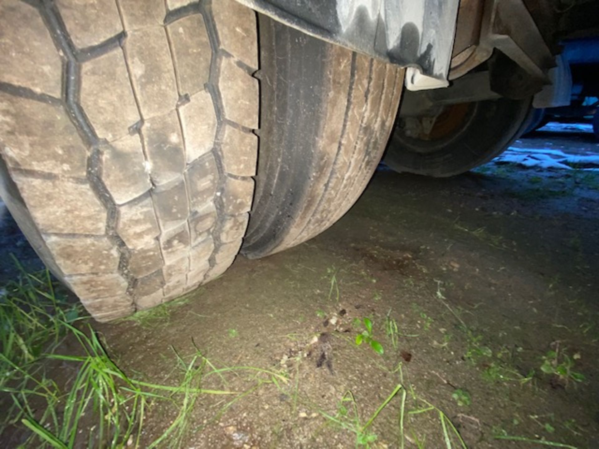 TROUT RIVER, TRI-AXLE, LIVE BOTTOM TRAILER, AIR SUSPENSION, STEER AND LIFT AXLE, POWER TARP, VIN # - Image 8 of 16