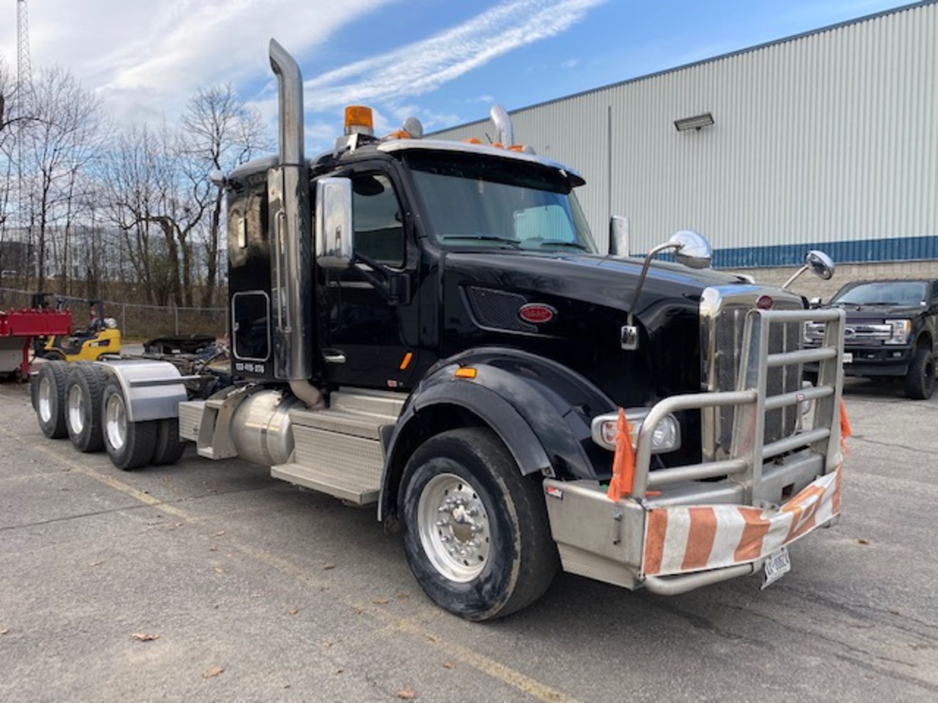 PETERBILT, 567, TRI-AXLE, SLEEPER TRUCK TRACTOR, CUMMINS ISX 15, 525 HP, DIESEL ENGINE, EATON, - Image 3 of 31