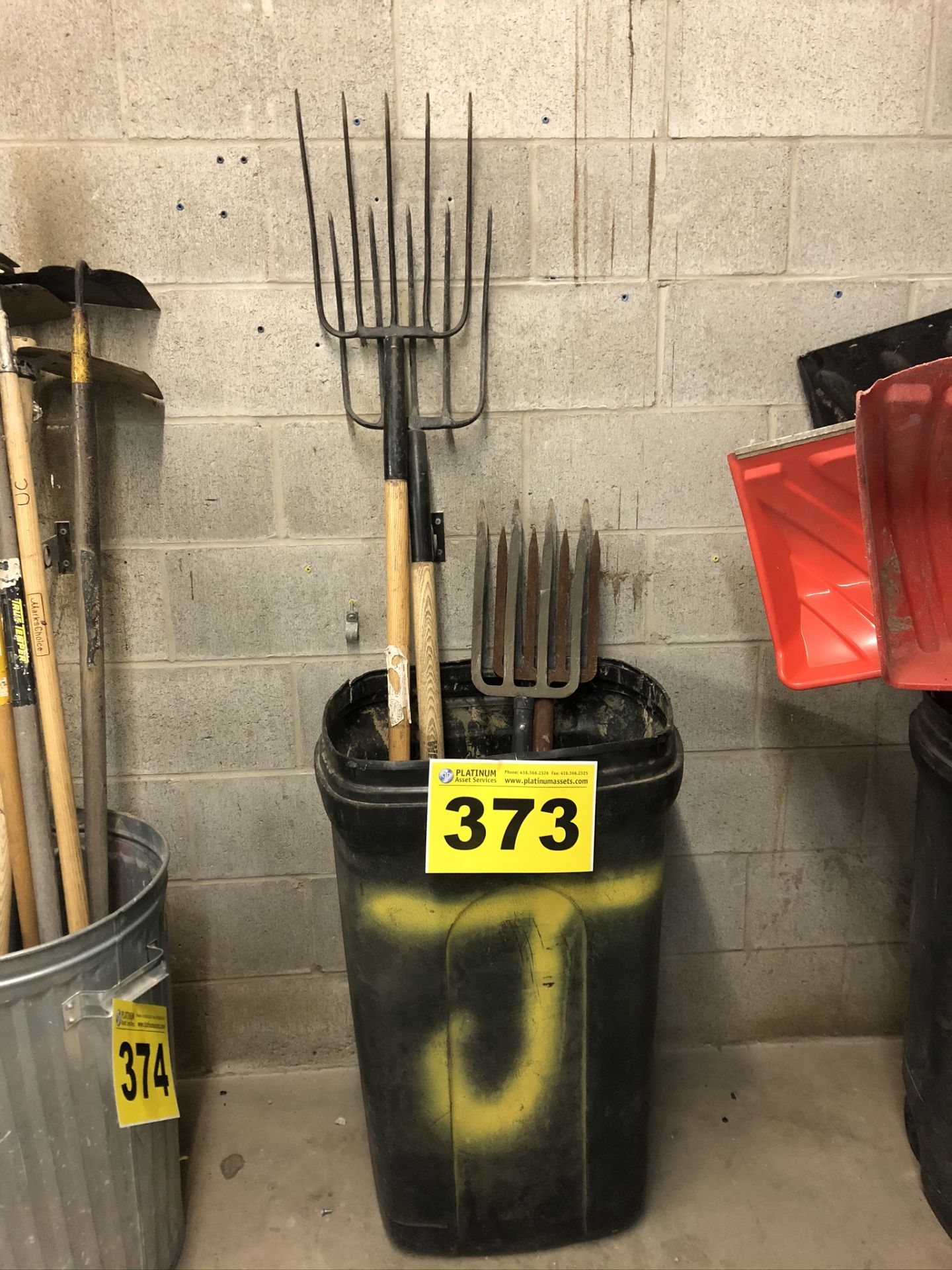 LOT OF PITCH FORKS