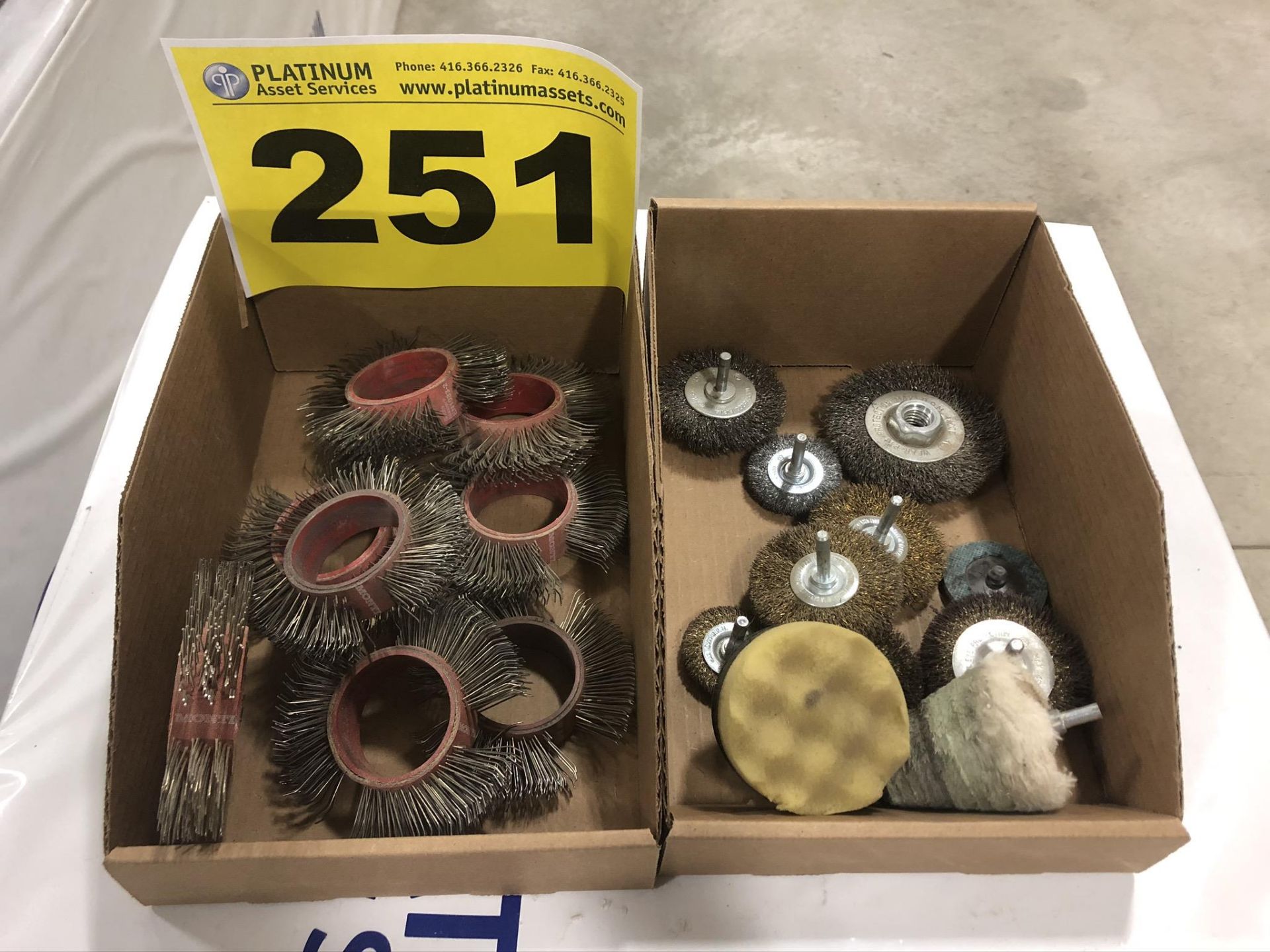 LOT OF ASSORTED GRINDING AND DEBURRING WHEELS