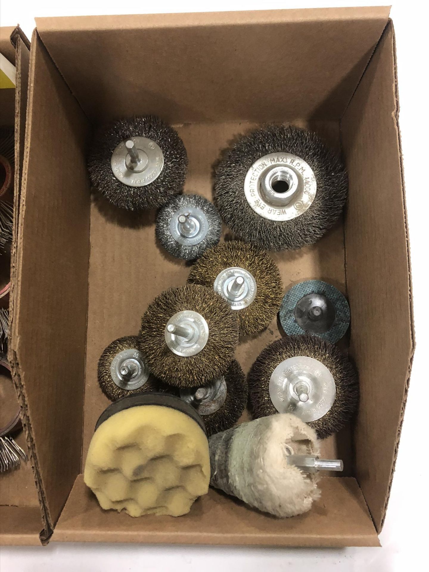 LOT OF ASSORTED GRINDING AND DEBURRING WHEELS - Image 2 of 3