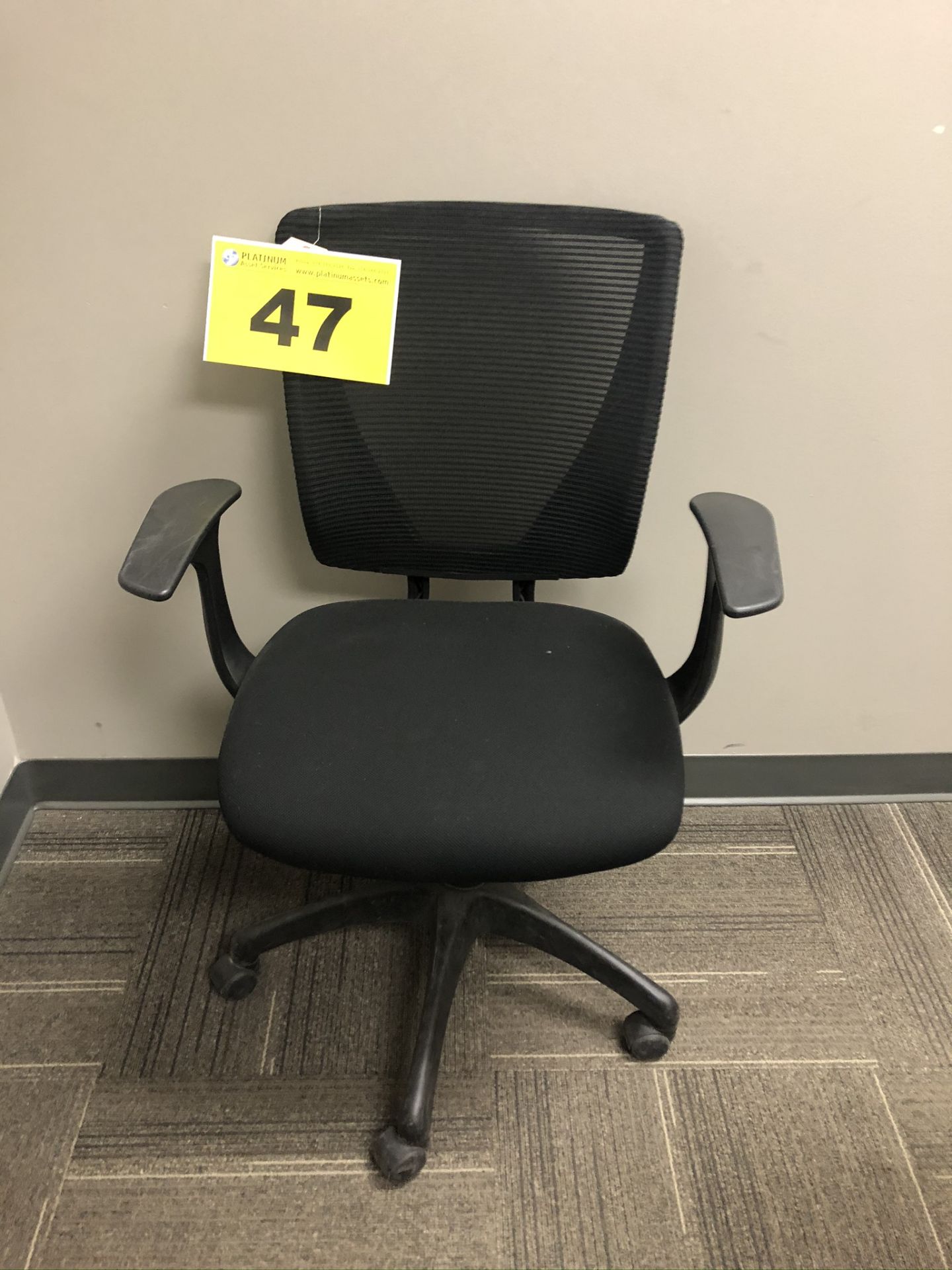 BLACK FABRIC CHAIR ON CASTERS