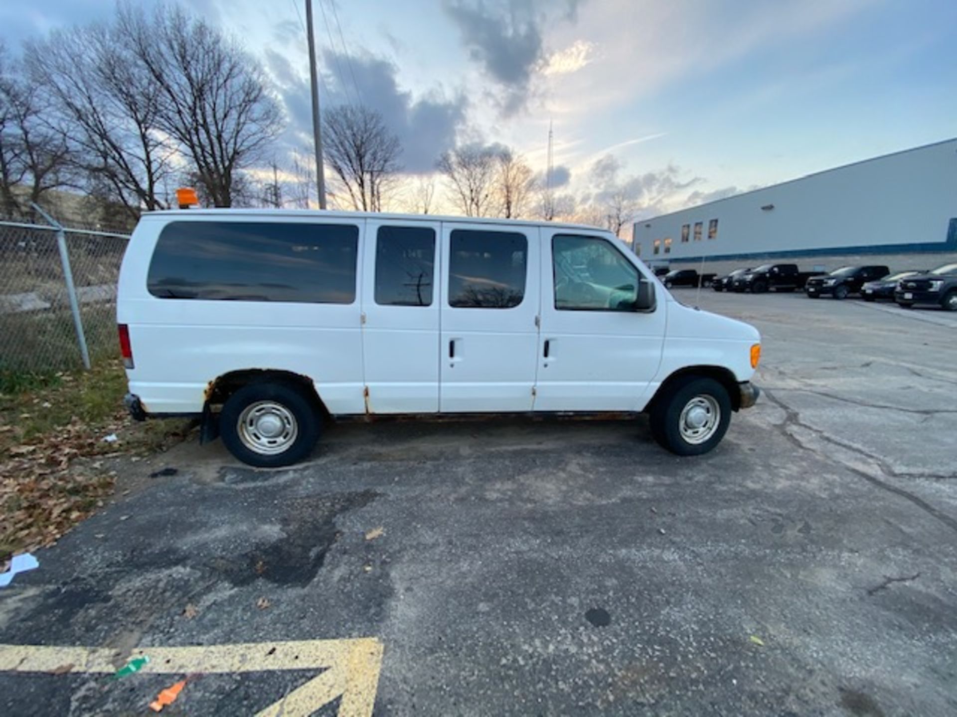 FORD, E-150, CARGO VAN, 4.6 LITRE V8, GASOLINE ENGINE, 196,511 KMS, VIN #1FMRE11W34HB41116, 2004 - Image 4 of 12