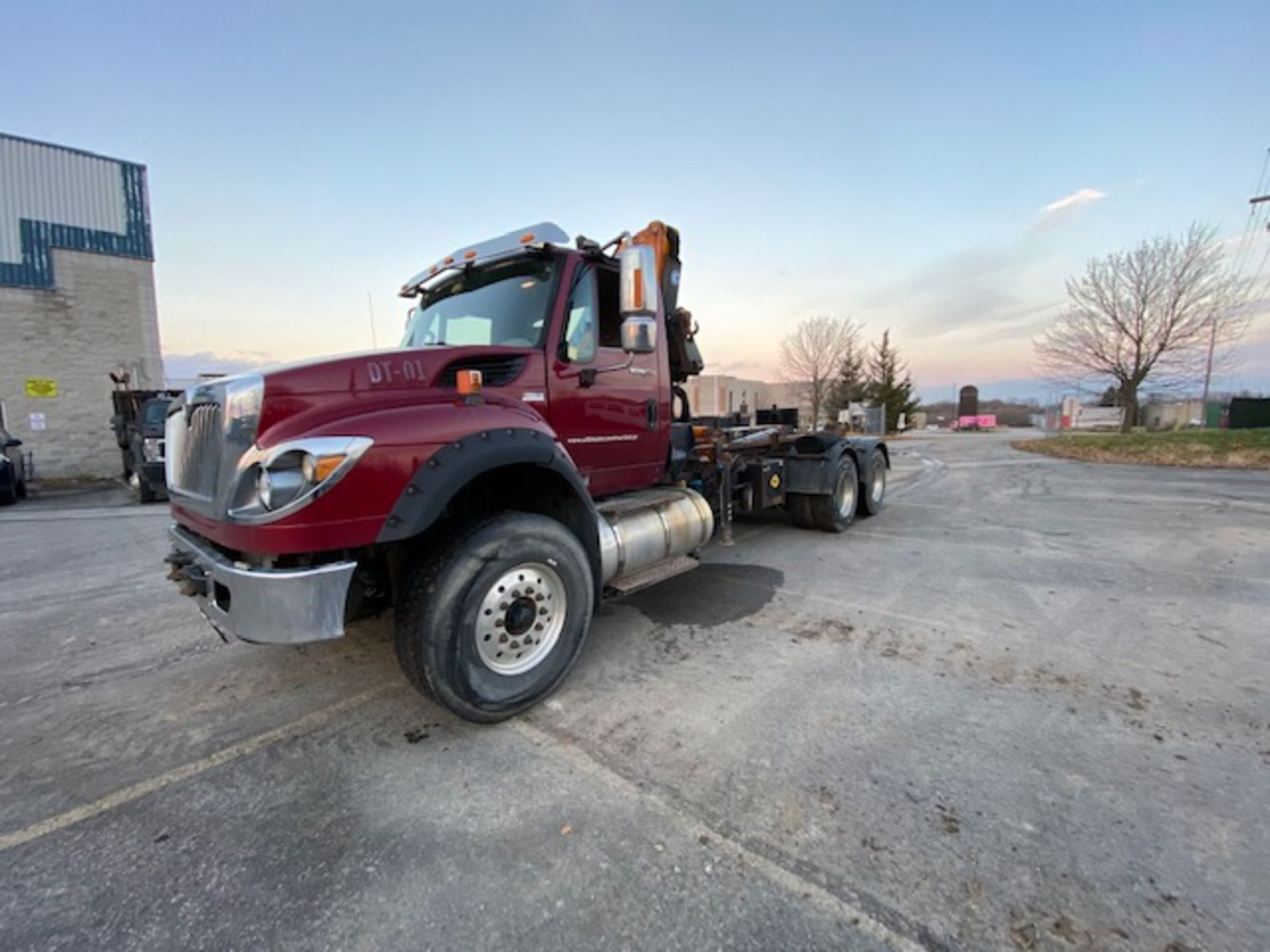 INTERNATIONAL, 7600, TANDEM AXLE, HOOK BIN/CRANE TRUCK, 8 SPEED MANUAL TRANSMISSION, - Image 2 of 28