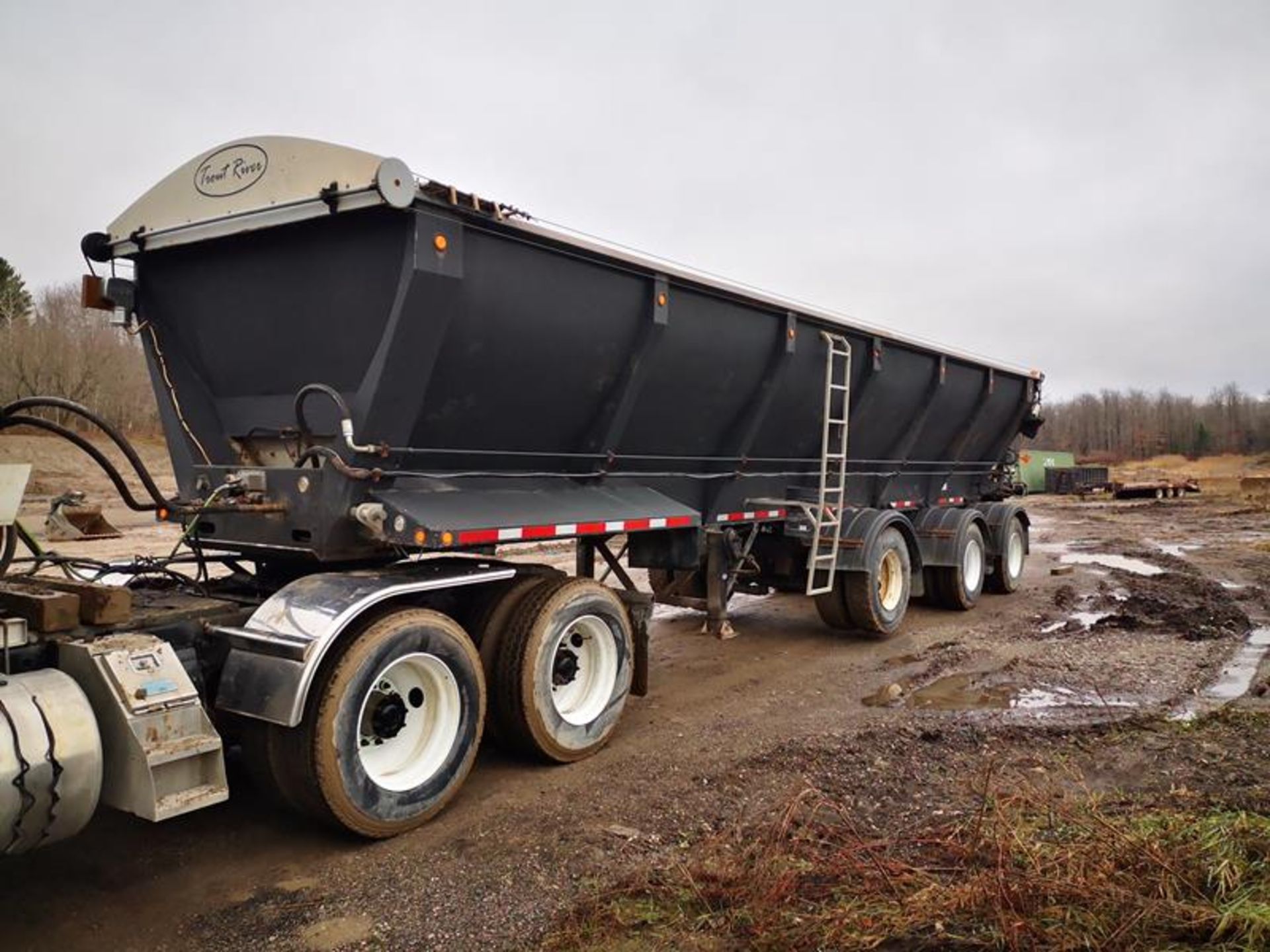 TROUT RIVER, TRI-AXLE, LIVE BOTTOM TRAILER, AIR SUSPENSION, STEER AND LIFT AXLE, POWER TARP, VIN # - Image 4 of 16