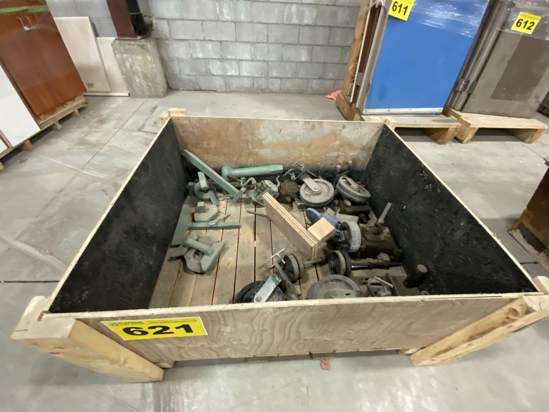 LOT OF SHEET FOAM TOOLS AND CASTERS IN TOTE