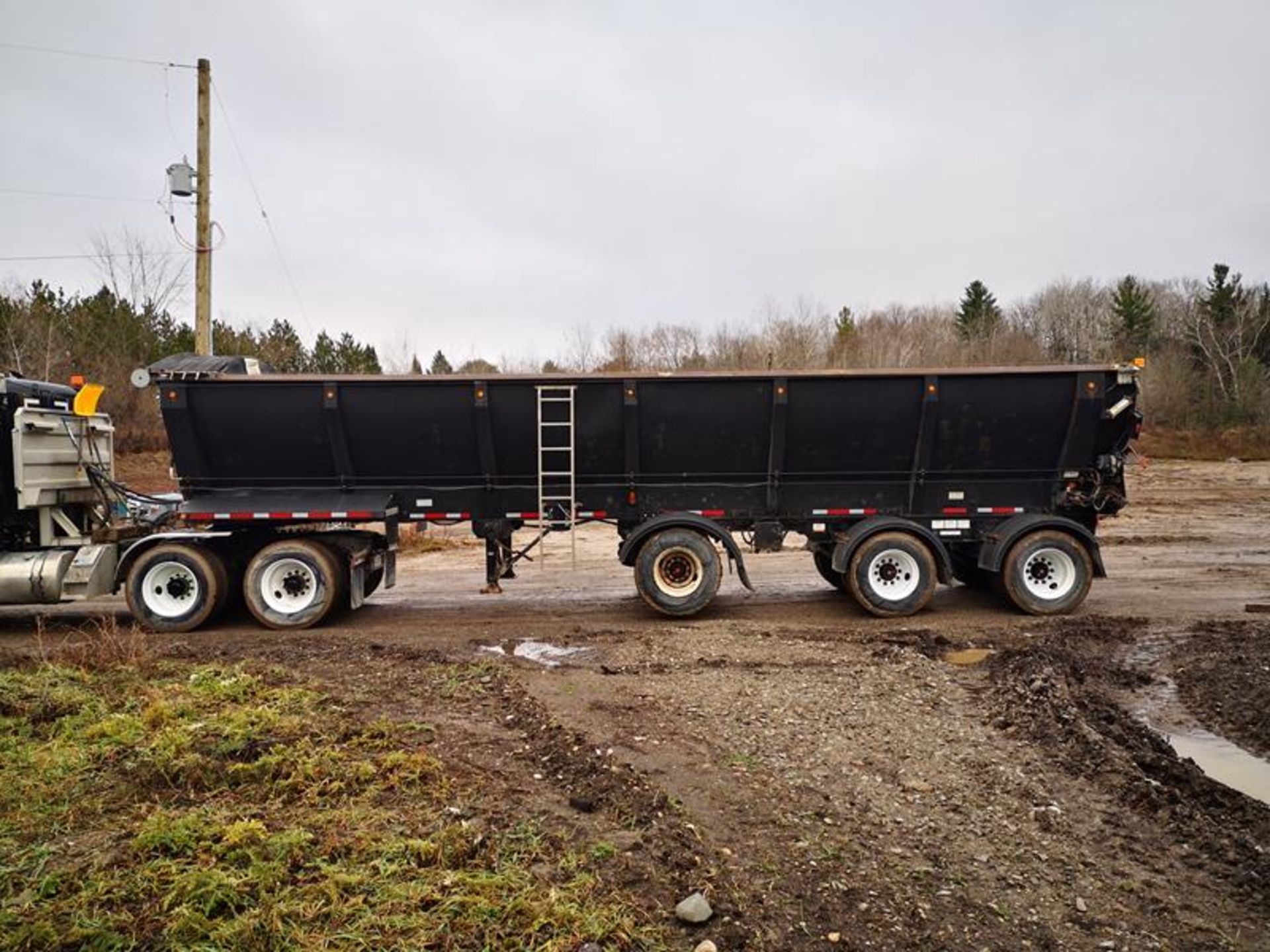 TROUT RIVER, TRI-AXLE, LIVE BOTTOM TRAILER, AIR SUSPENSION, STEER AND LIFT AXLE, POWER TARP, VIN #