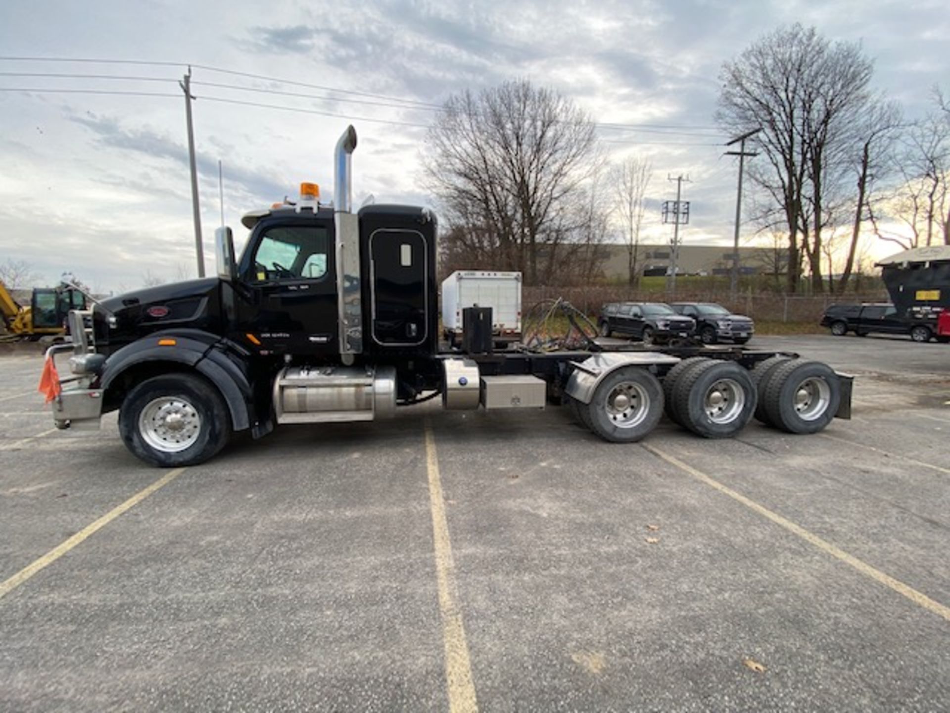 PETERBILT, 567, TRI-AXLE, SLEEPER TRUCK TRACTOR, CUMMINS ISX 15, 525 HP, DIESEL ENGINE, EATON, - Image 7 of 31