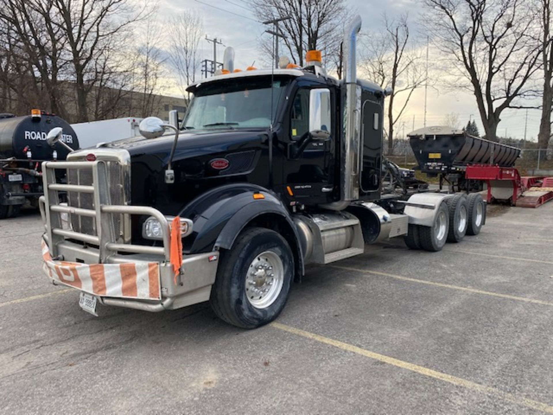 PETERBILT, 567, TRI-AXLE, SLEEPER TRUCK TRACTOR, CUMMINS ISX 15, 525 HP, DIESEL ENGINE, EATON,