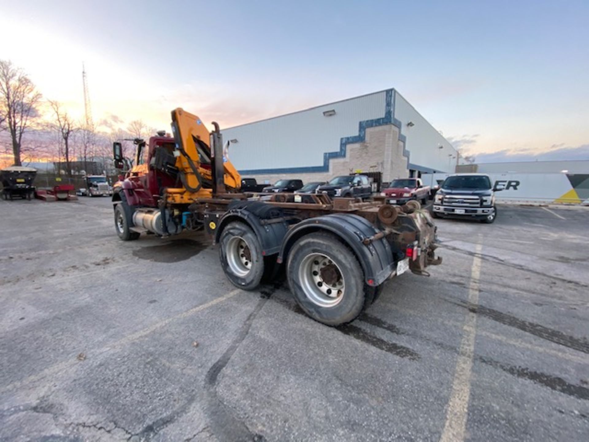 INTERNATIONAL, 7600, TANDEM AXLE, HOOK BIN/CRANE TRUCK, 8 SPEED MANUAL TRANSMISSION, - Image 7 of 28